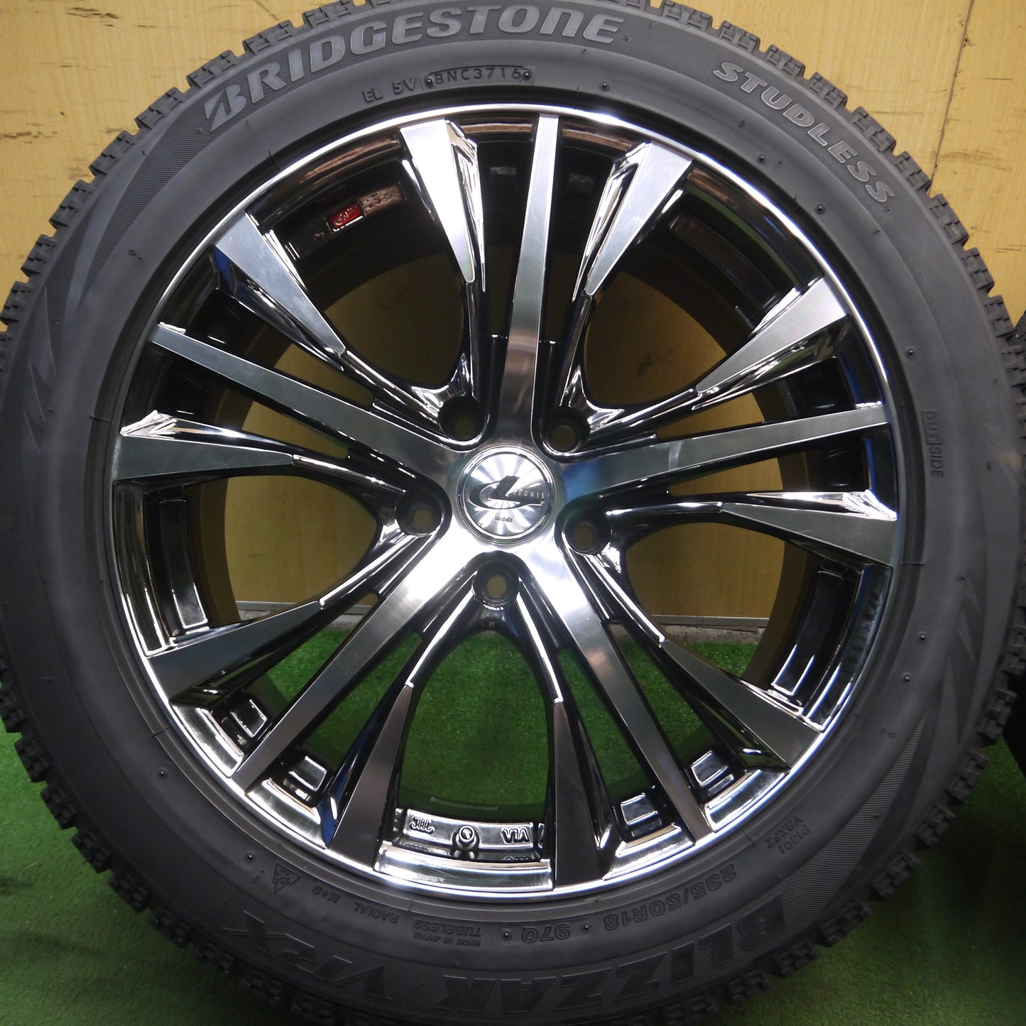 *送料無料*キレイ★LEONIS UC スタッドレス 235/50R18 ブリヂストン ブリザック VRX レオニス 18インチ PCD114.3/5H★3122010Hス