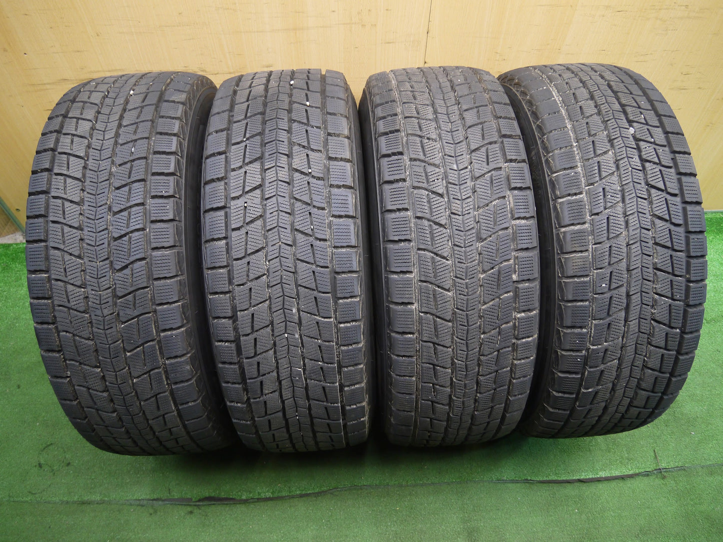 [送料無料]バリ溝！19年！綺麗！9.5分以上★ランクル 等 MADCROSS 285/60R18 スタッドレス ダンロップ ウインターマックス SJ8 18インチ PCD150/5H★2121007アス