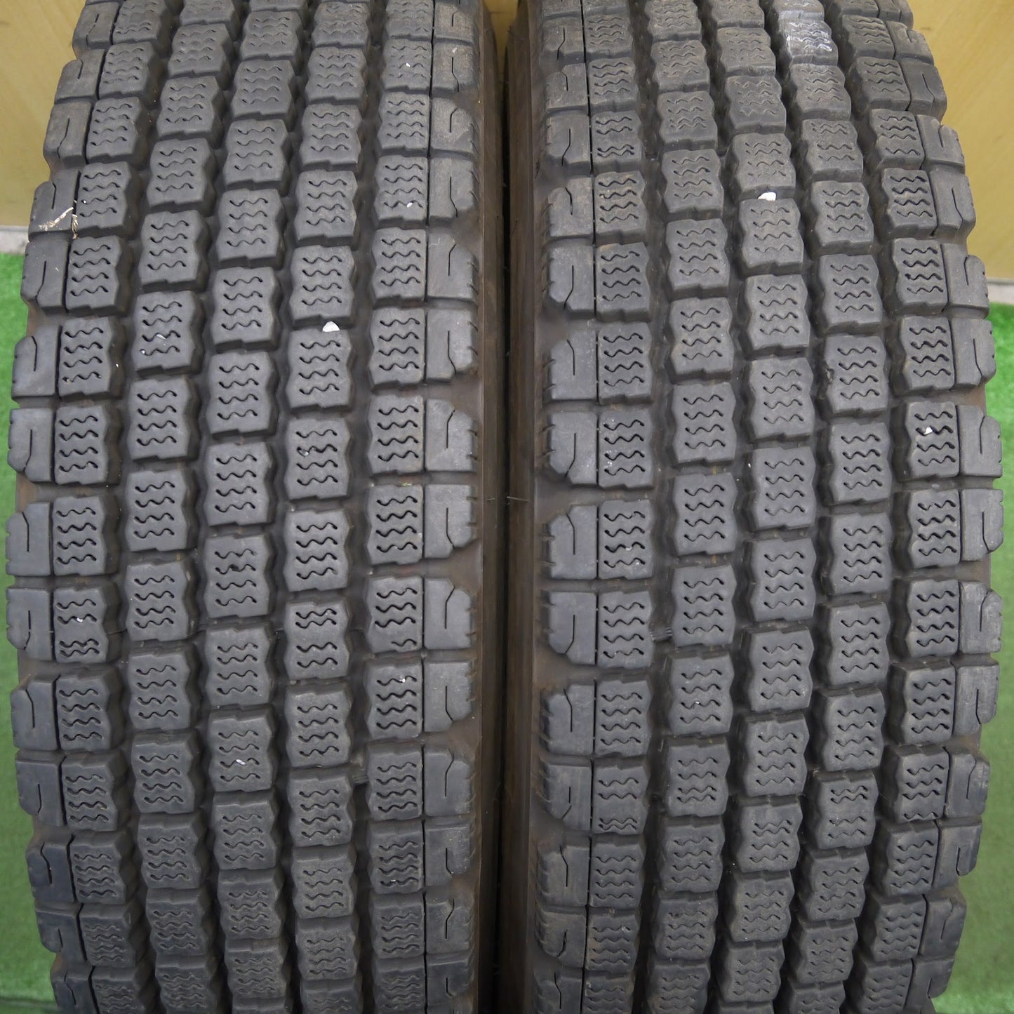 [送料無料]バリ溝！22年！9分★トラック タイヤ 225/80R17.5 123/122L スタッドレス ブリヂストン W910 17.5インチ★3050301クスタ