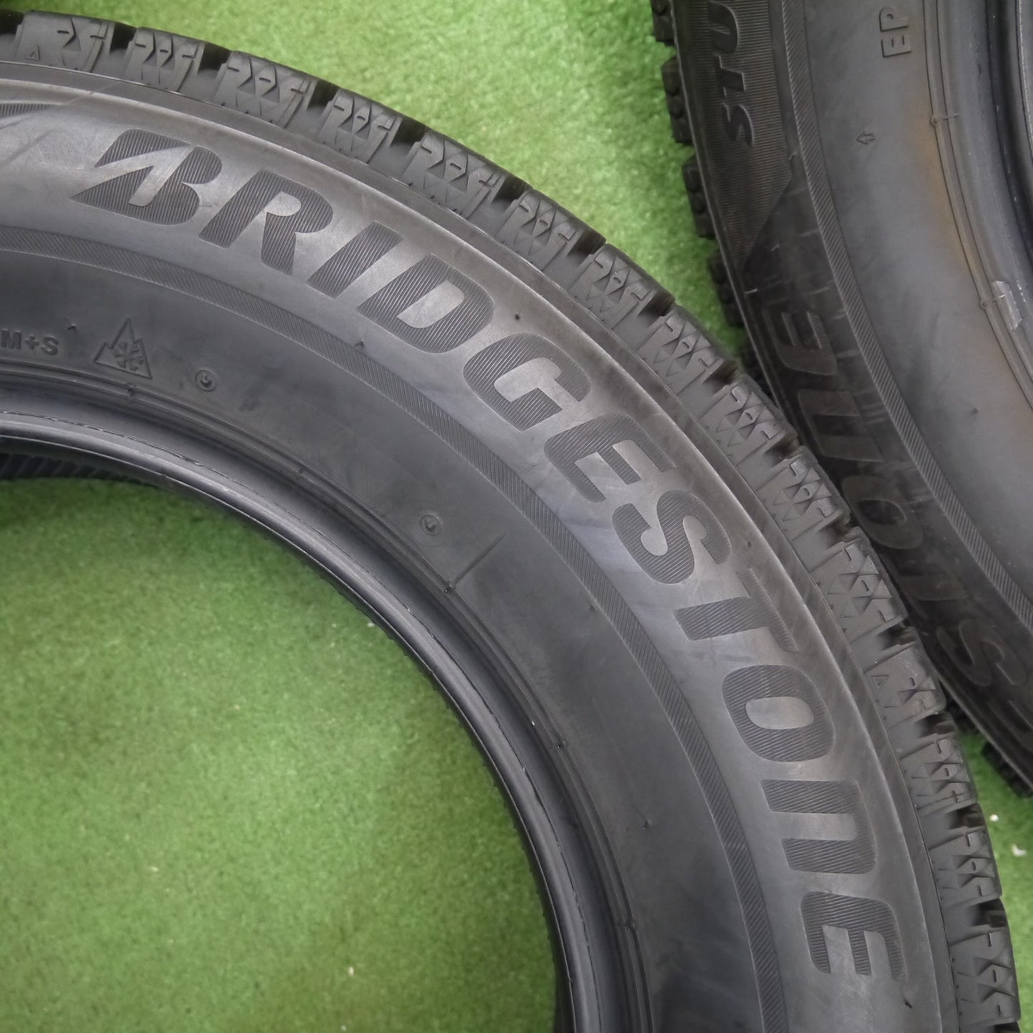 [送料無料]バリ溝！20年！9.5分★スタッドレス 175/70R14 ブリヂストン ブリザック VRX2 タイヤ 14インチ ヴィッツ フィット フリード ノート 等★3040704クスタ