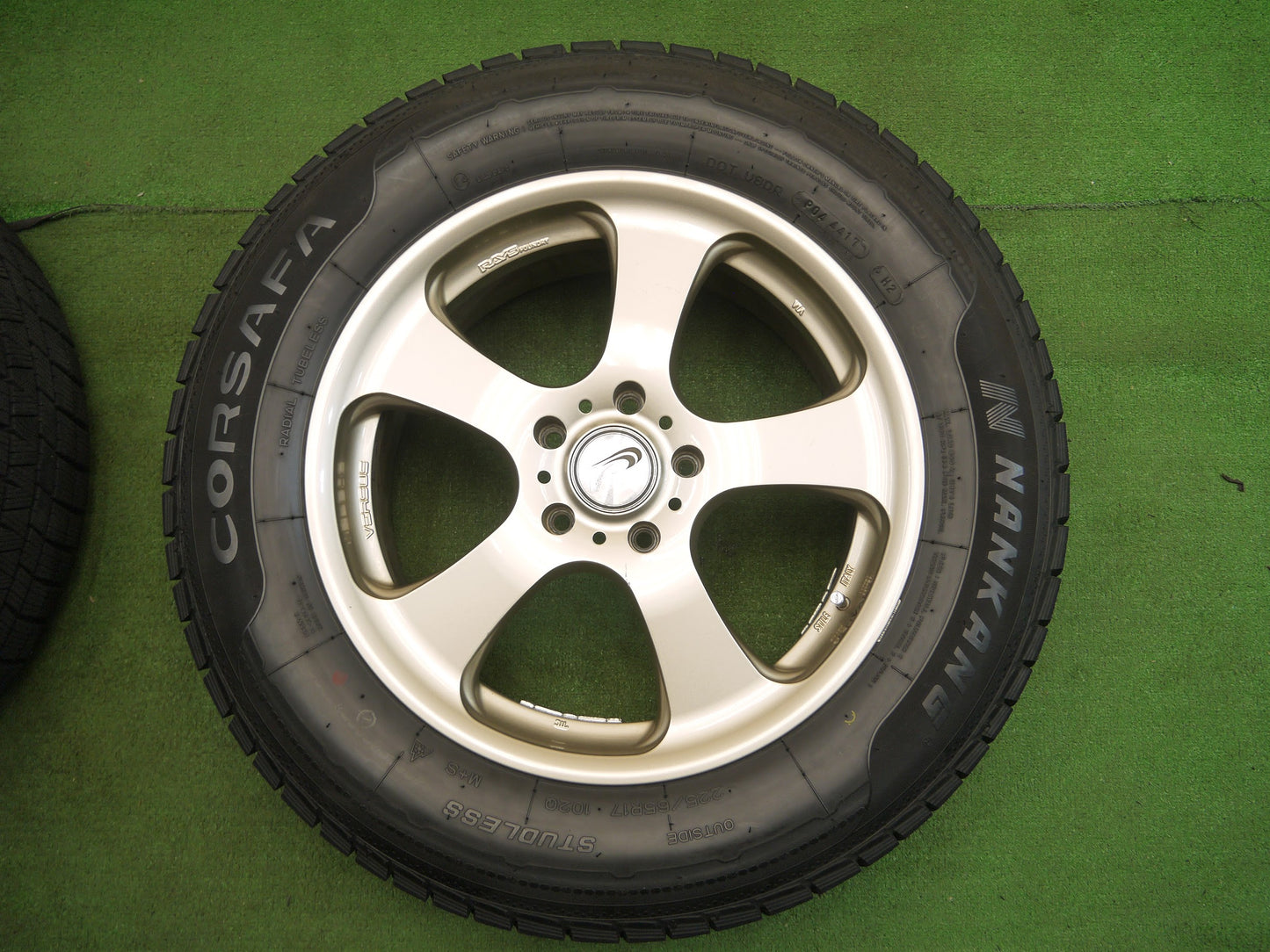 [送料無料]バリ溝！キレイ！9.5分★スタッドレス 225/65R17 RAYS VERSUS STIVALE ナンカン CORSAFA レイズ ベルサス スティバーレ PCD114.3/5H★2111507アス