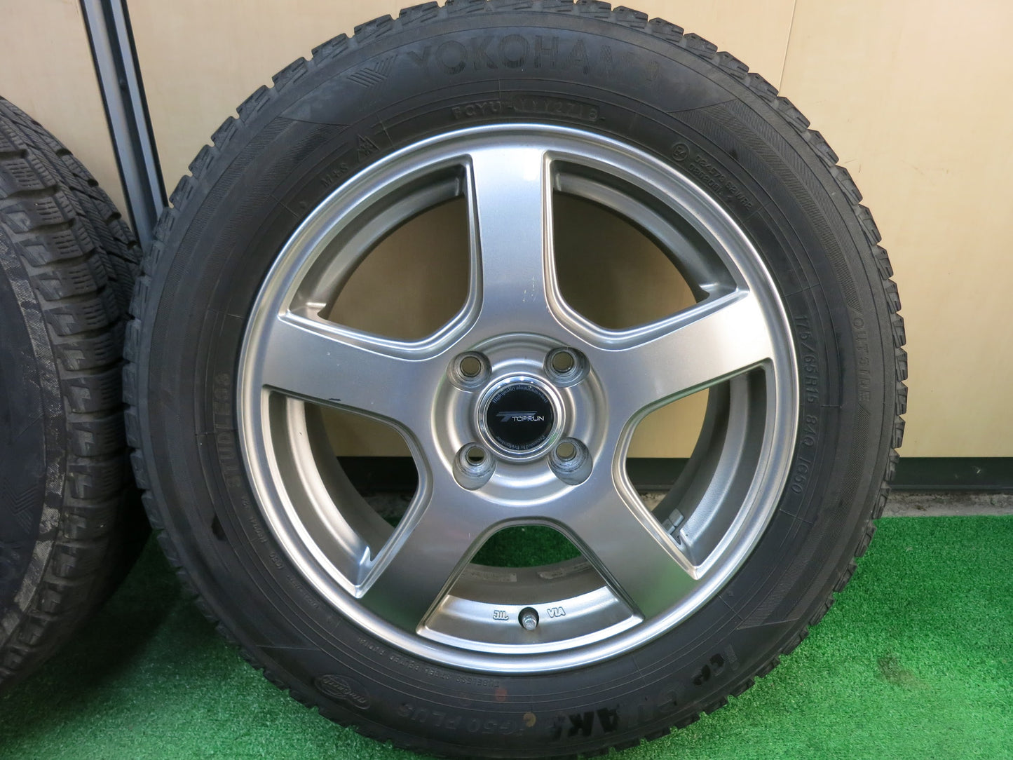 [送料無料]バリ溝！9.5分★スタッドレス 175/65R15 ヨコハマ アイスガード iG50 プラス TOPRUN トップラン 15インチ PCD100/4H★3030701ヒス