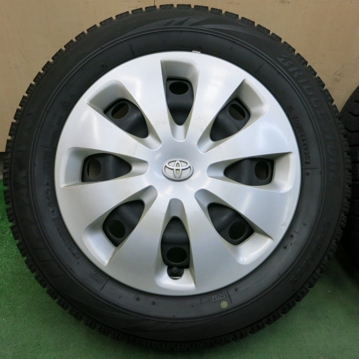[送料無料]4本価格！20年★トヨタ アクア 純正 スチール 175/65R15 スタッドレス ブリヂストン ブリザック VRX PCD100/4H★3103106イス