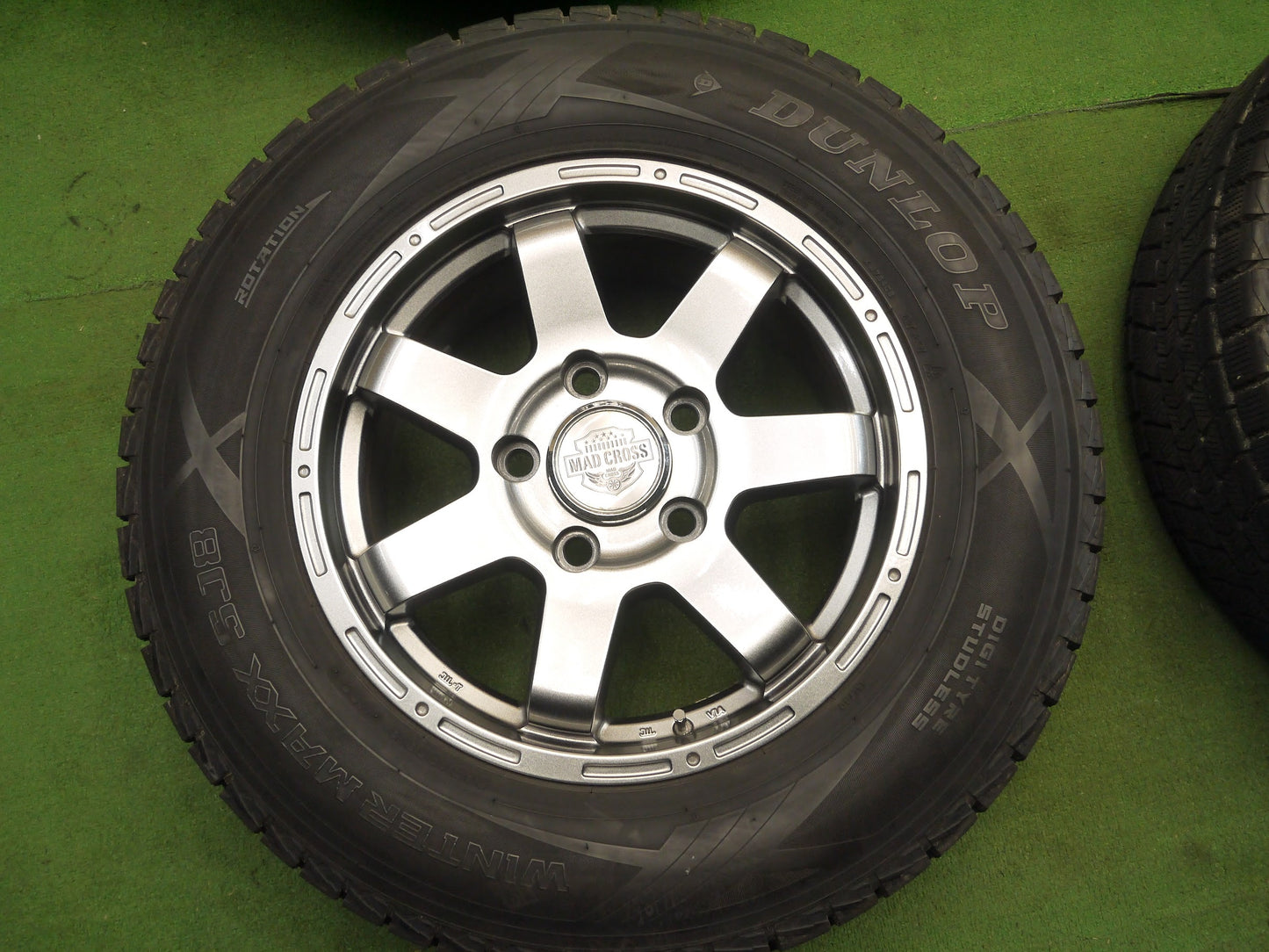 [送料無料]バリ溝！19年！綺麗！9.5分以上★ランクル 等 MADCROSS 285/60R18 スタッドレス ダンロップ ウインターマックス SJ8 18インチ PCD150/5H★2121007アス