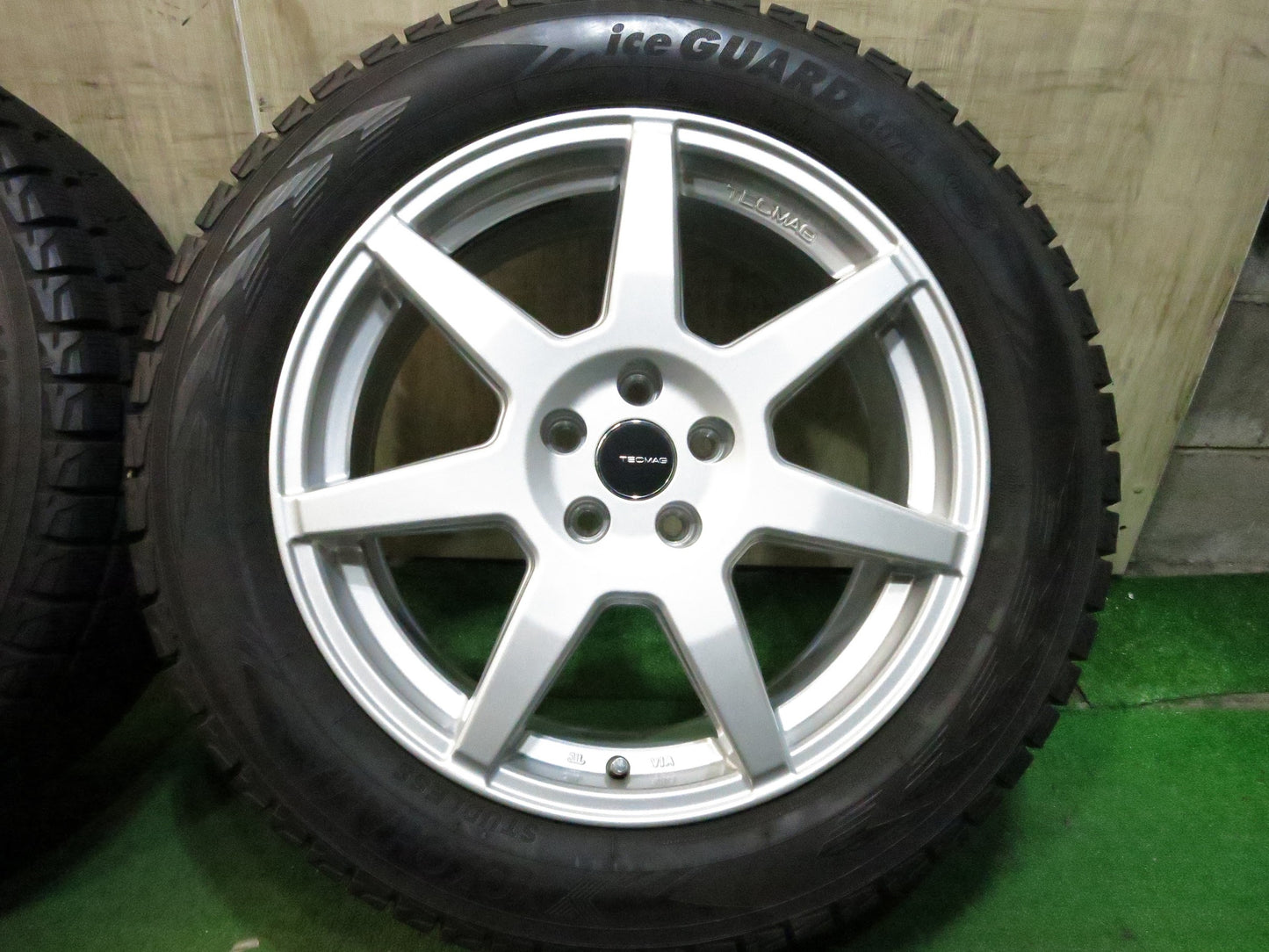 [送料無料]バリ溝！20年！キレイ！9.5分★ボルボ 等 TECMAG 235/55R18 スタッドレス ヨコハマ アイスガード G075 テクマグ 18インチ PCD108/5H★3011310Hス