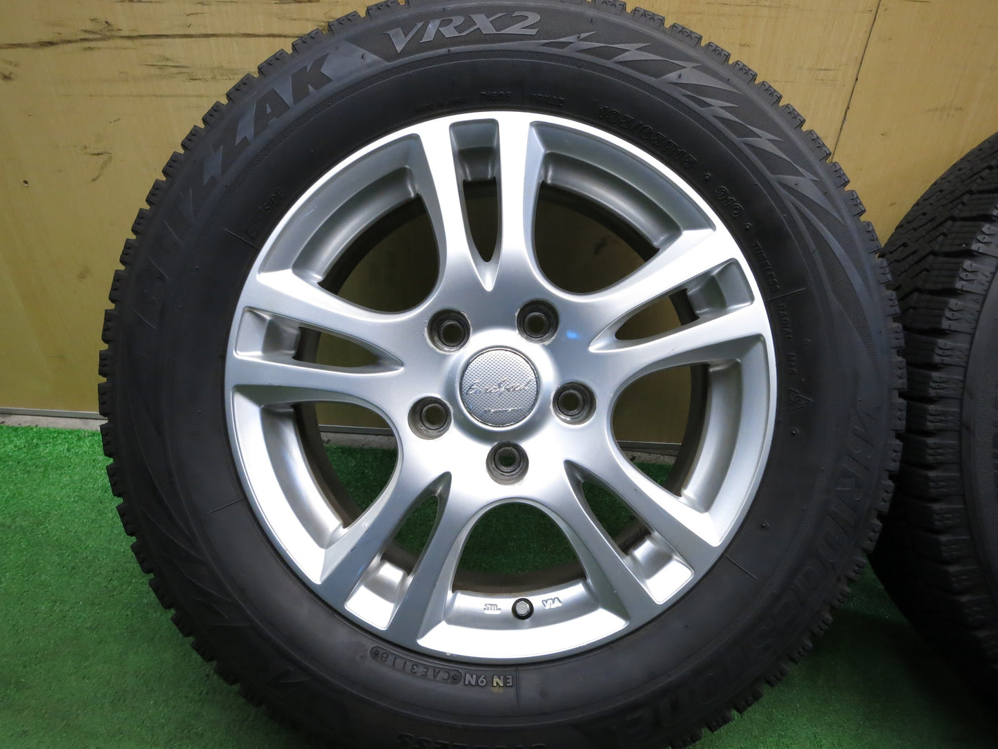 [送料無料]バリ溝！18年！8.5分★スタッドレス 195/65R15 ブリヂストン ブリザック VRX2 EuroSpeed MANARAY SPORT マナレイ 15インチ PCD114.3/5H★2112502Hス