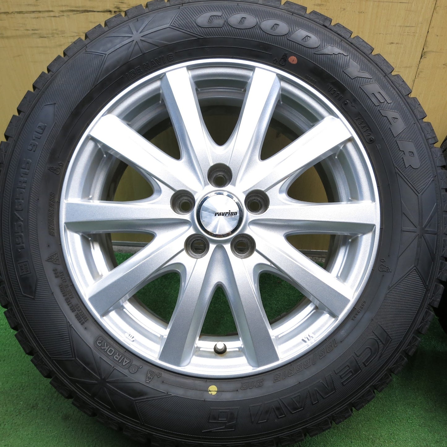 [送料無料]バリ溝！19年！キレイ！9.5分★プリウス 等 195/65R15 スタッドレス グッドイヤー アイスナビ6 ravrion RS01 ラブリオン PCD100/5H★3061912Hス