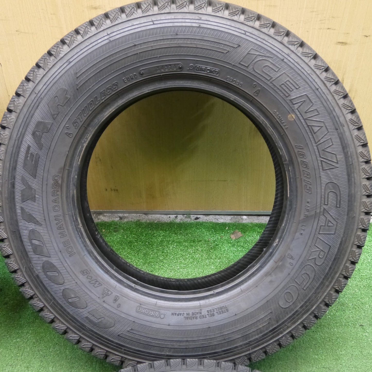 [送料無料]バリ溝！9.5分★スタッドレス 165R13 6PR グッドイヤー アイスナビ カーゴ タイヤ 13インチ 小型 トラック 等★062111クスタ
