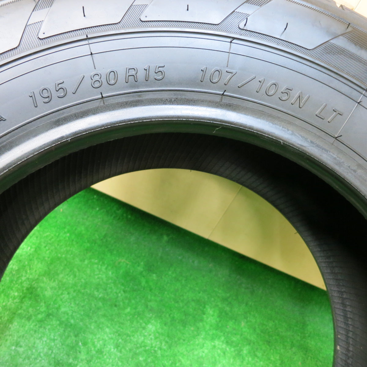*送料無料*新車外し！21年★195/80R15 107/105N ヨコハマ BluEarth-Van RY55 タイヤ 15インチ ハイエース キャラバン等★4010804イノタ