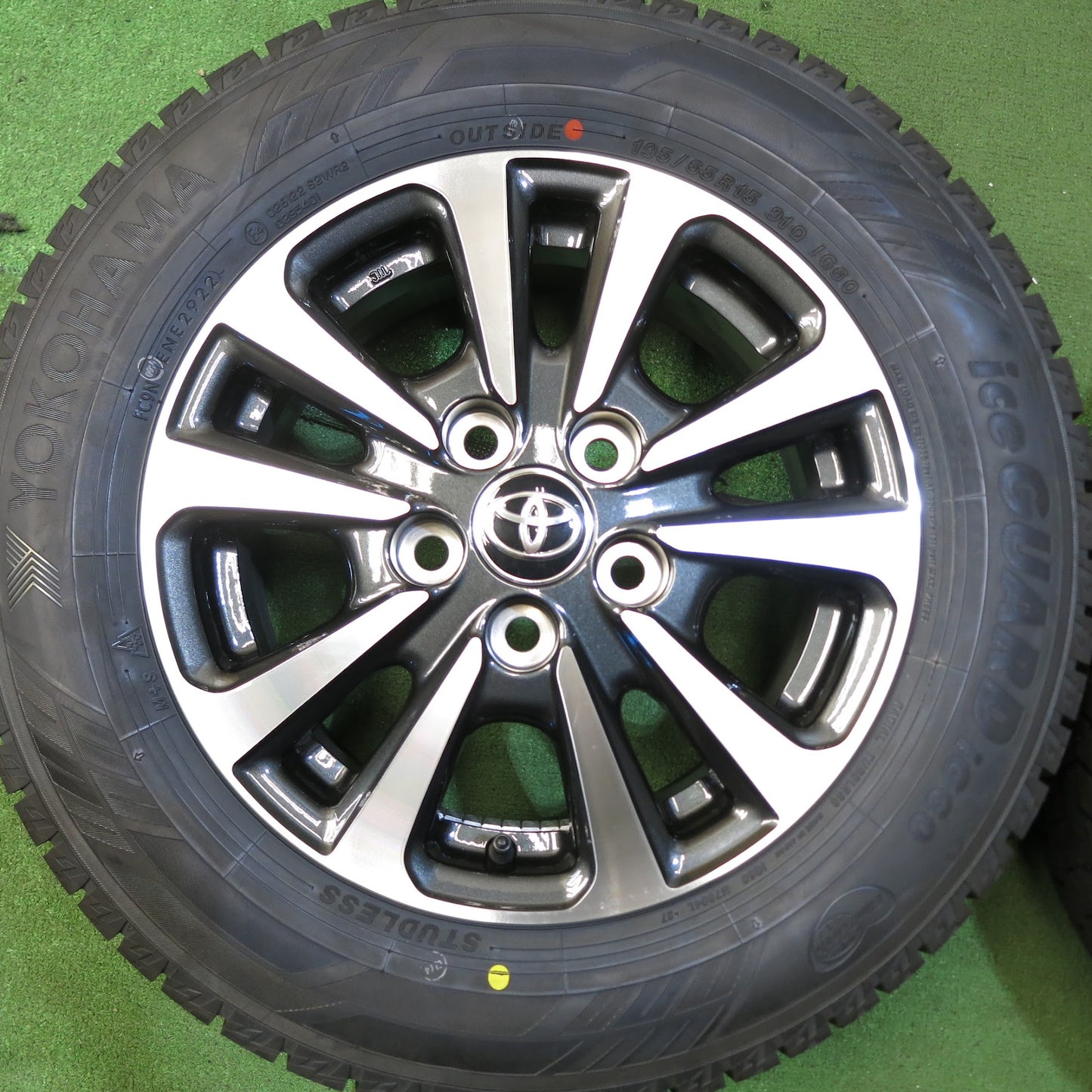 [送料無料]タイヤ未使用！22年★トヨタ 80系 ノア ヴォクシー エスクァイア 純正 195/65R15 スタッドレス ヨコハマ アイスガード iG60 PCD114.3/5H★3052207Hス