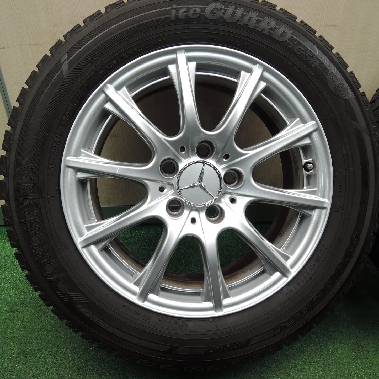 *送料無料*バリ溝！キレイ！9.5分★ベンツ W205 Cクラス 純正 205/60R16 スタッドレス ヨコハマ アイスガード iG50 PCD112/5H★3120903TNス