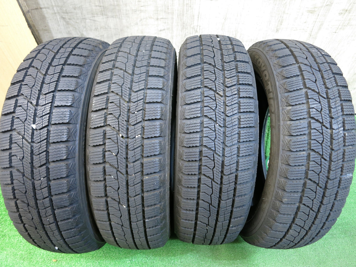 [送料無料]超バリ溝！21年！ほぼ10分★スタッドレス 155/65R14 トーヨー オブザーブ GIZ2 14インチ タイヤ スペーシア ワゴンR ムーブ タント 等★2103101Hスタ