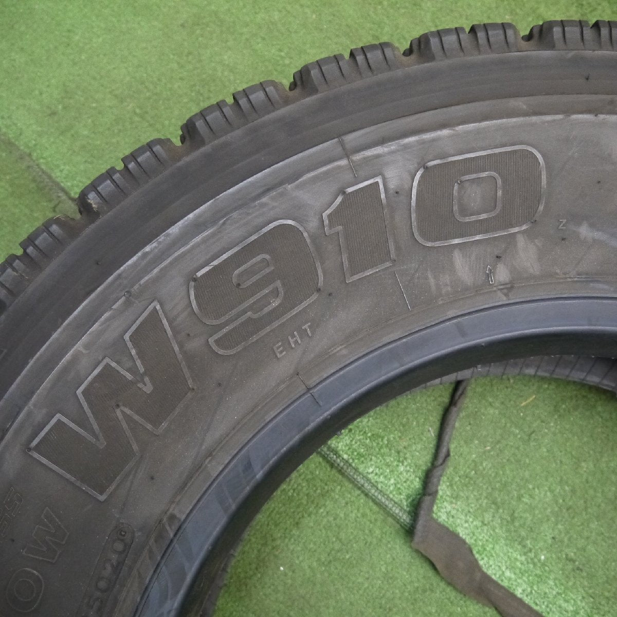 [送料無料]2本価格！20年★★トラック 再生 タイヤ 225/80R17.5 123/122L スタッドレス ブリヂストン W910 ベース 17.5インチ★3040506クスタ