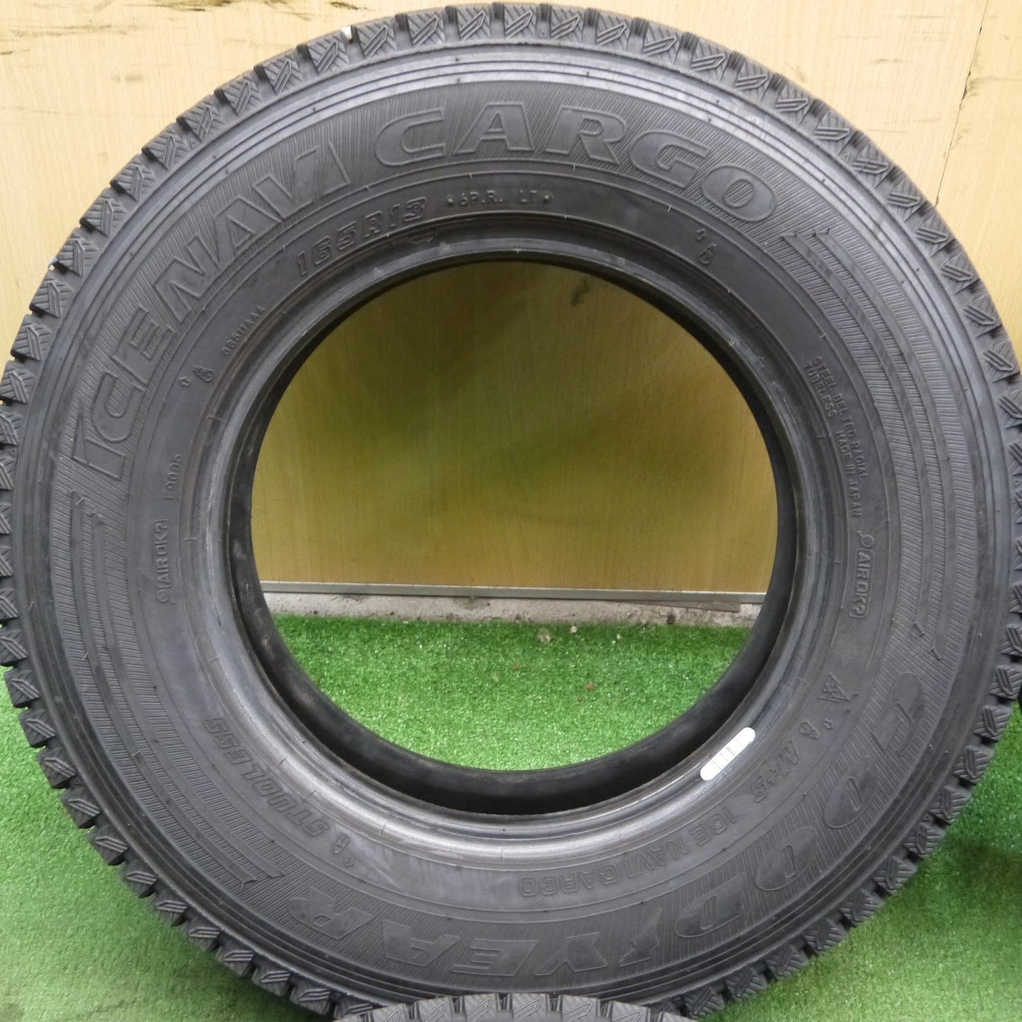 [送料無料]バリ溝！9.5分★スタッドレス 165R13 6PR グッドイヤー アイスナビ カーゴ タイヤ 13インチ 小型 トラック 等★062111クスタ