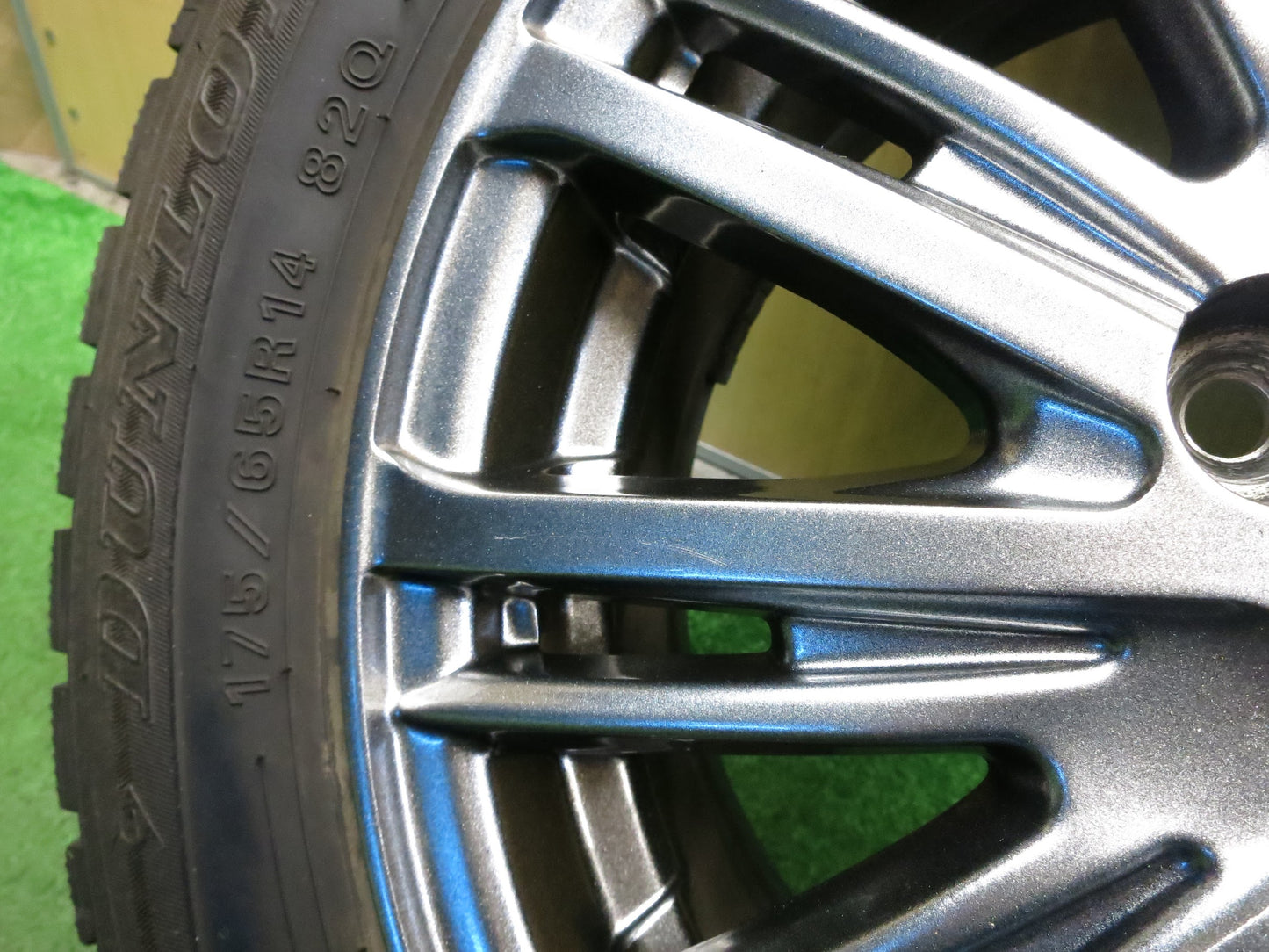 [送料無料]超バリ溝！18年！キレイ！9.5分以上★スタッドレス 175/65R14 ダンロップ ウインターマックス WM01 Fang ファング 14インチ PCD100/4H★2121204Hス