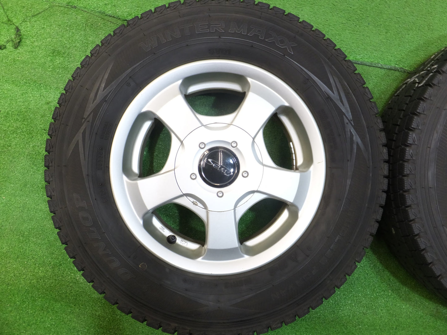 [送料無料]バリ溝！20年！9.5分以上★スタッドレス 165R13 6PR ダンロップ ウインターマックス SV01 SEVAL 社外 アルミ 13インチ PCD100 114.3/4H★2082902Hス