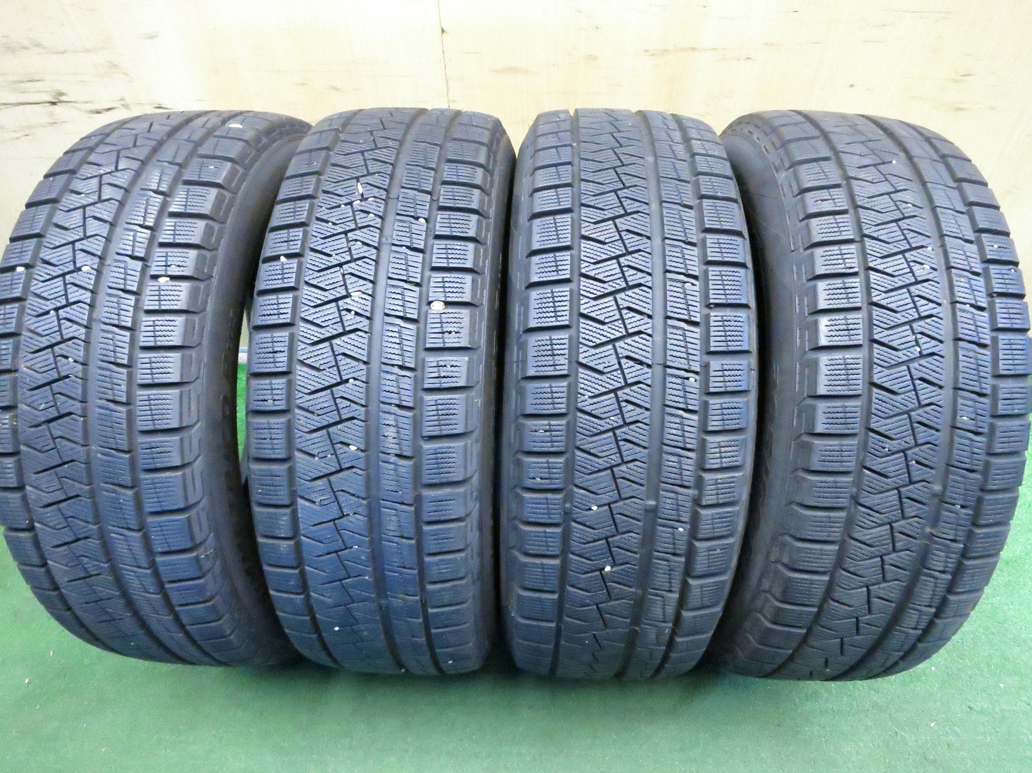 [送料無料]バリ溝！9分★スタッドレス 205/60R16 ピレリ アイスアシンメトリコ プラス タイヤ 16インチ ノア ヴォクシー ステップワゴン 等★3011007Hスタ