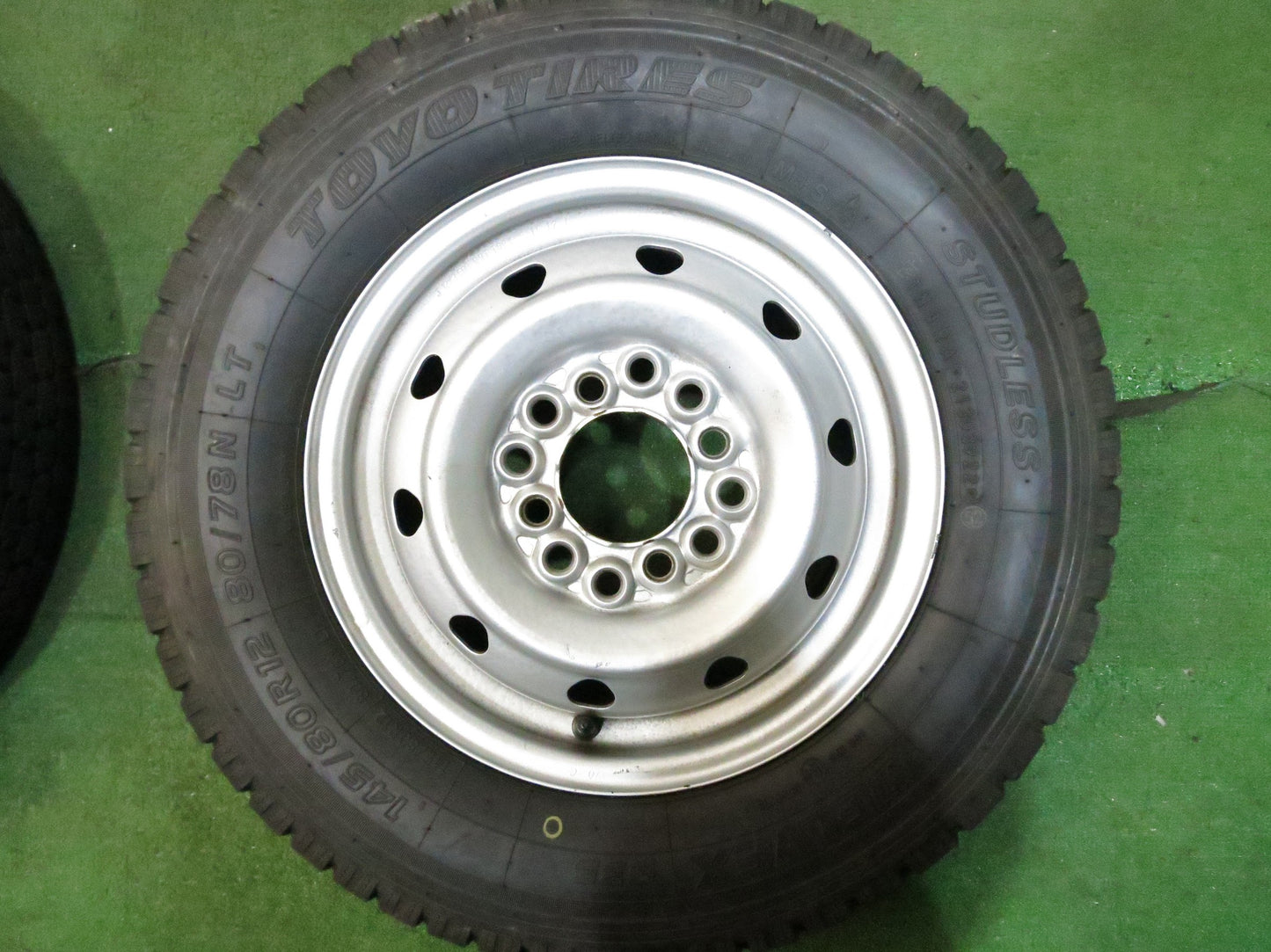 [送料無料]バリ溝！22年！ほぼ10分★スタッドレス 145/80R12 80/78N トーヨー デルベックス 935 スチール ホイール PCD100 110 114.3/4H マルチ★3022203Hス