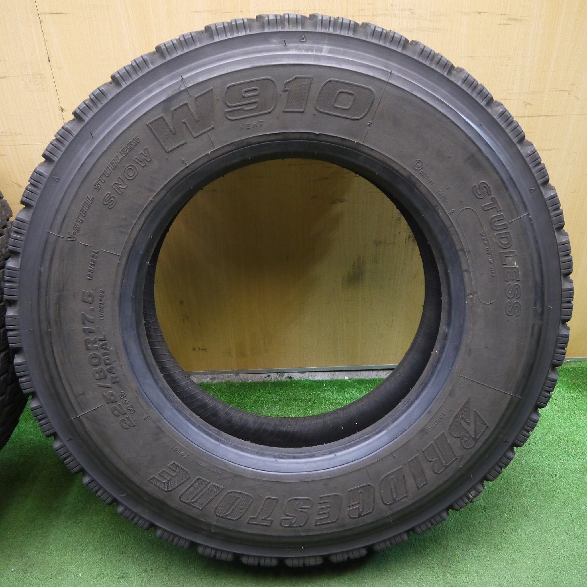 [送料無料]2本価格！20年★★トラック 再生 タイヤ 225/80R17.5 123/122L スタッドレス ブリヂストン W910 ベース 17.5インチ★3040506クスタ