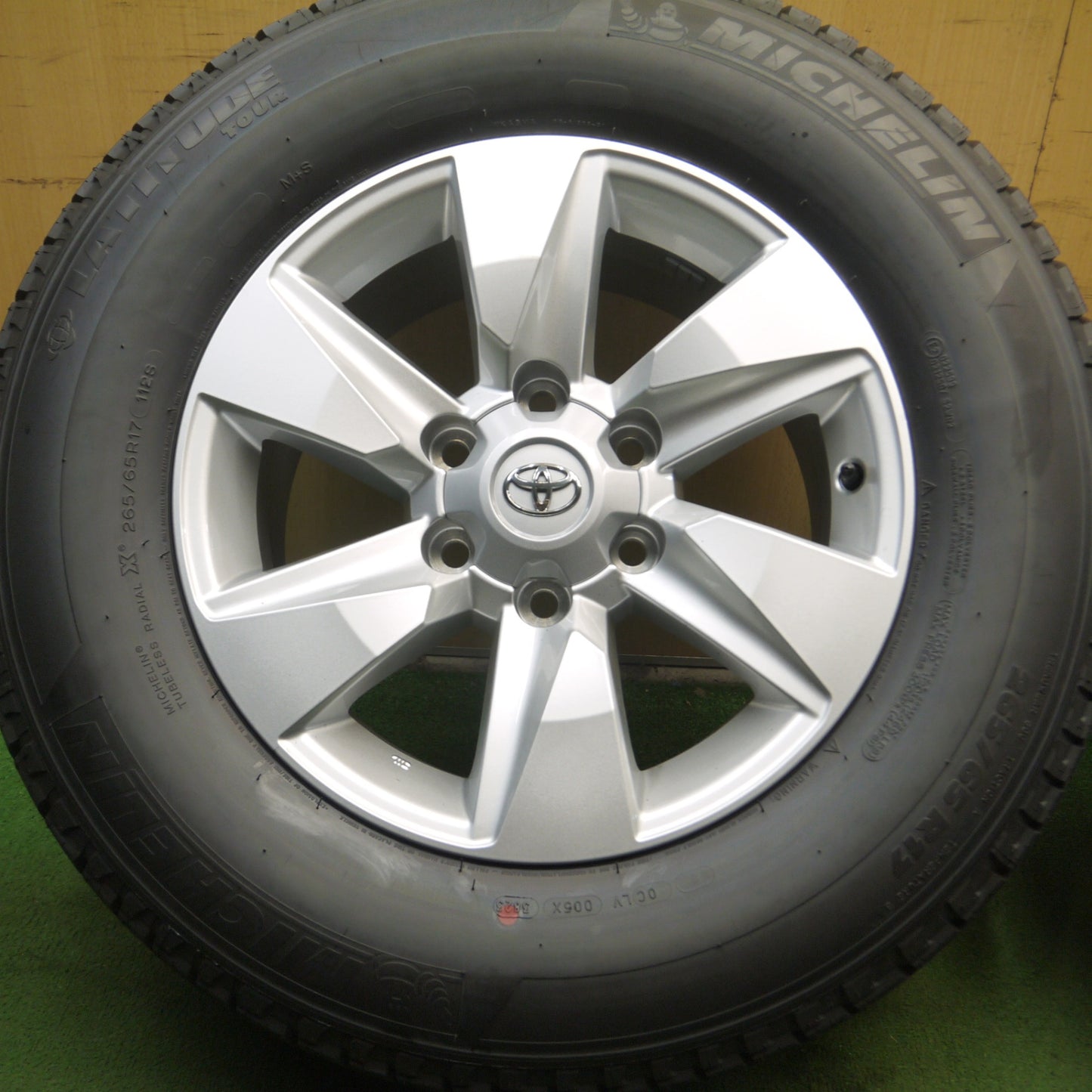 *送料無料* 新車外し！23年★トヨタ 150系 ランクル プラド 純正 265/65R17 ミシュラン LATITUDE TOUR 17インチ PCD139.7/6H★4022111Hノ