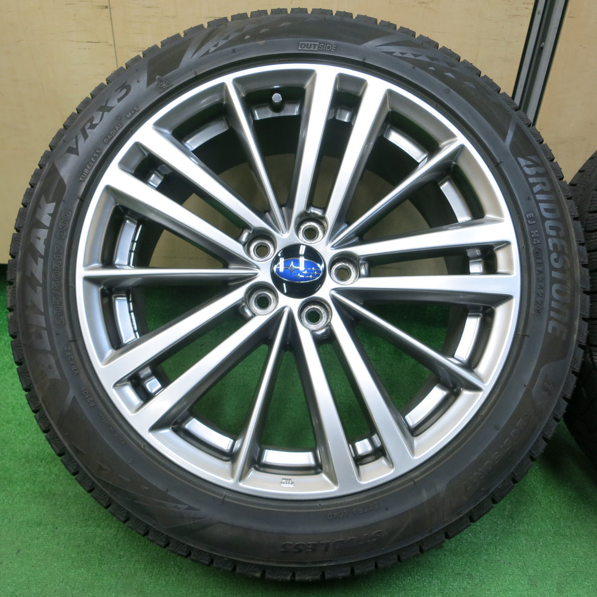 *送料無料*バリ溝！22年！キレイ！9.5分以上★スバル インプレッサ スポーツ 純正 205/50R17 スタッドレス ブリヂストン ブリザック VRX3 PCD100/5H★3122903イス