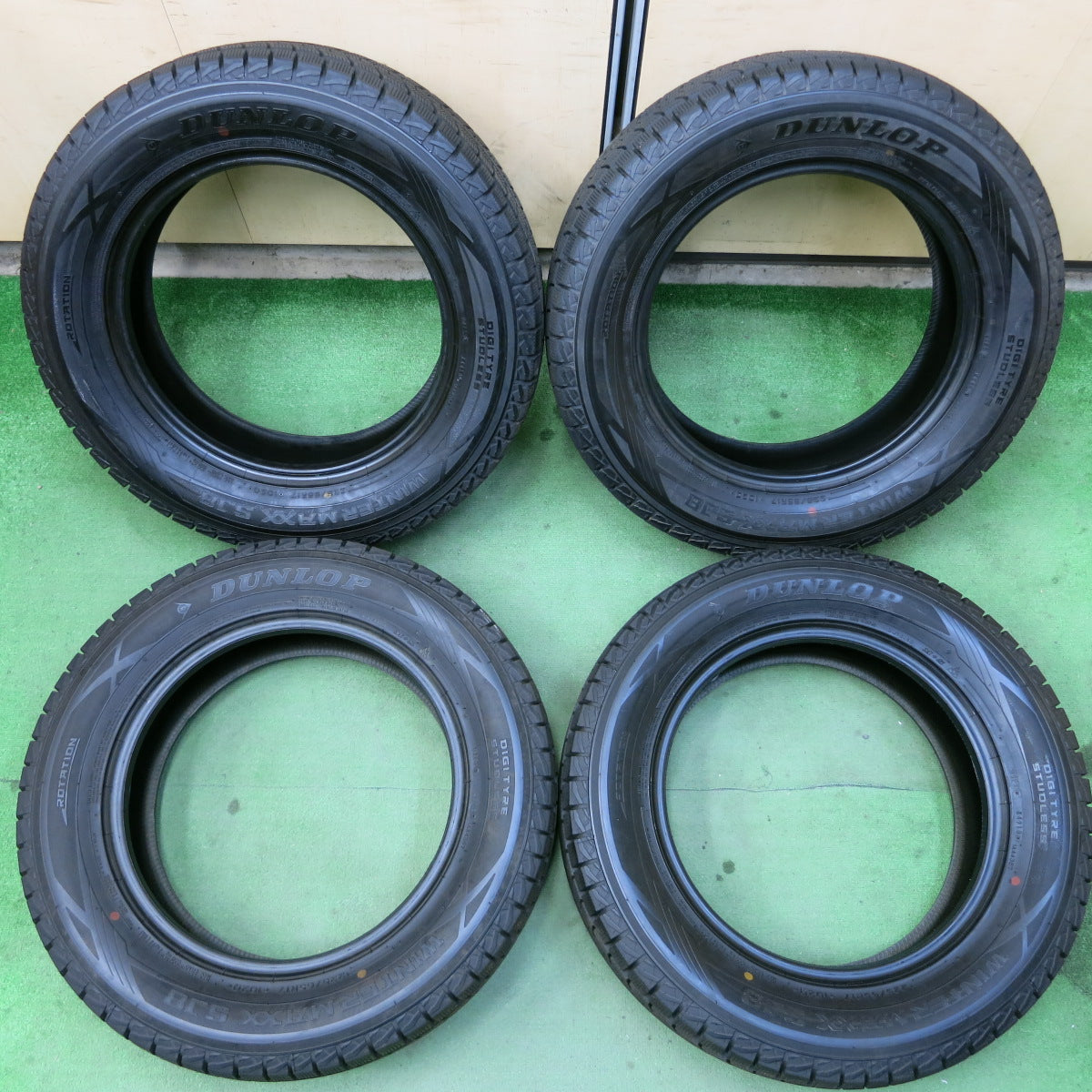 *送料無料*バリ溝！ほぼ10分★スタッドレス 225/65R17 ダンロップ ウインターマックス SJ8 タイヤ 17インチ ハリアー エクストレイル 等★3102105イスタ