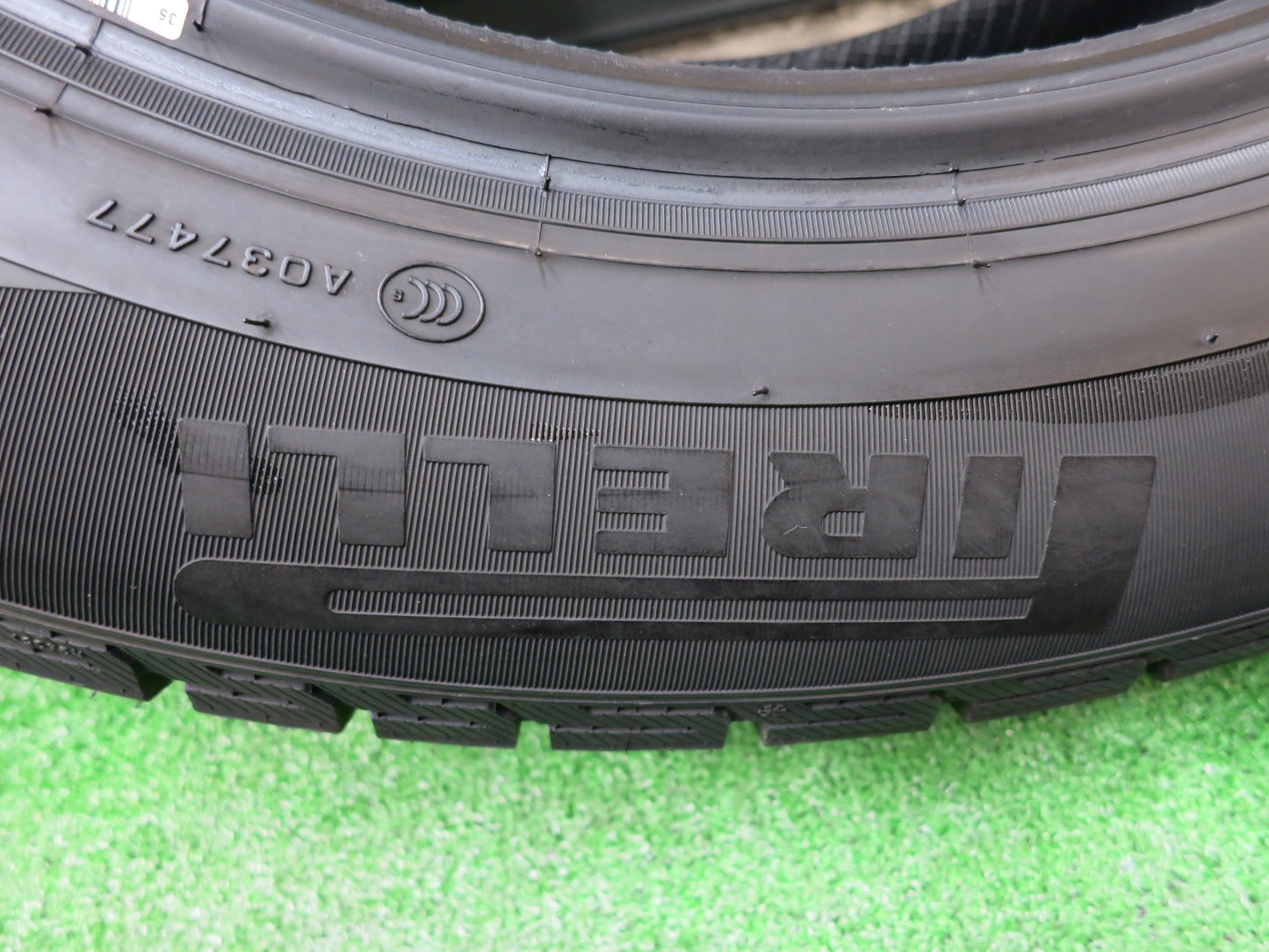 [送料無料]バリ溝！21年！9.5分以上★スタッドレス 235/55R18 ピレリ アイスアシンメトリコ タイヤ 18インチ レクサス RX NX ハリアー RAV4 等★2121703ヒスタ