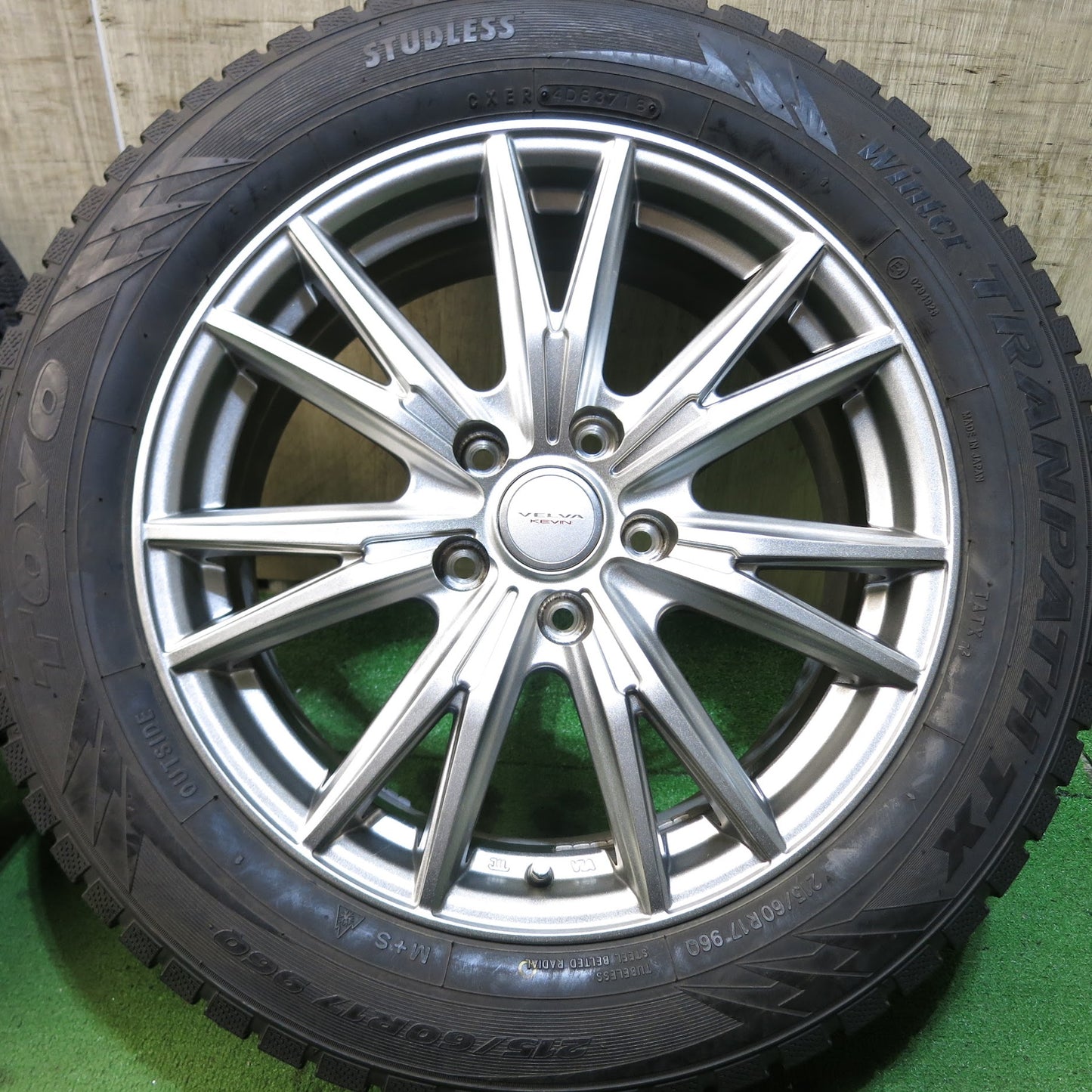 [送料無料]バリ溝！キレイ！9分★スタッドレス 215/60R17 トーヨー ウインター トランパス TX VELVA KEVIN weds ヴェルヴァ 17インチ PCD114.3/5H★3061207Hス