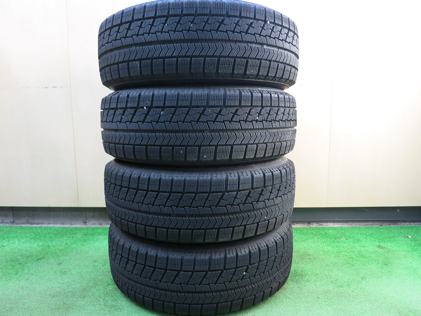 [送料無料]バリ溝！キレイ！8.5分★スタッドレス 195/65R15 ブリヂストン ブリザック VRX SCHNEIDER ATECH シュナイダー 15インチ PCD100/5H★3022503ヒス