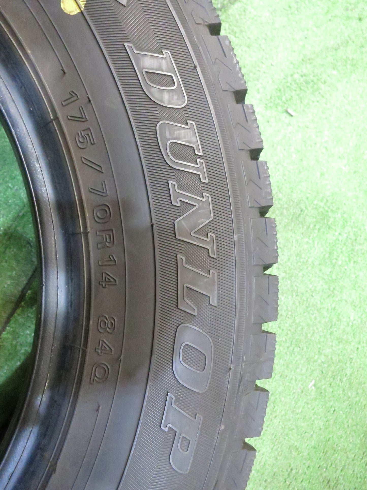 [送料無料]ほぼ未使用！超バリ溝！20年★スタッドレス 175/70R14 ダンロップ ウインターマックス WM02 タイヤ 14インチ ノート フィット ヴィッツ等★3011303Hスタ