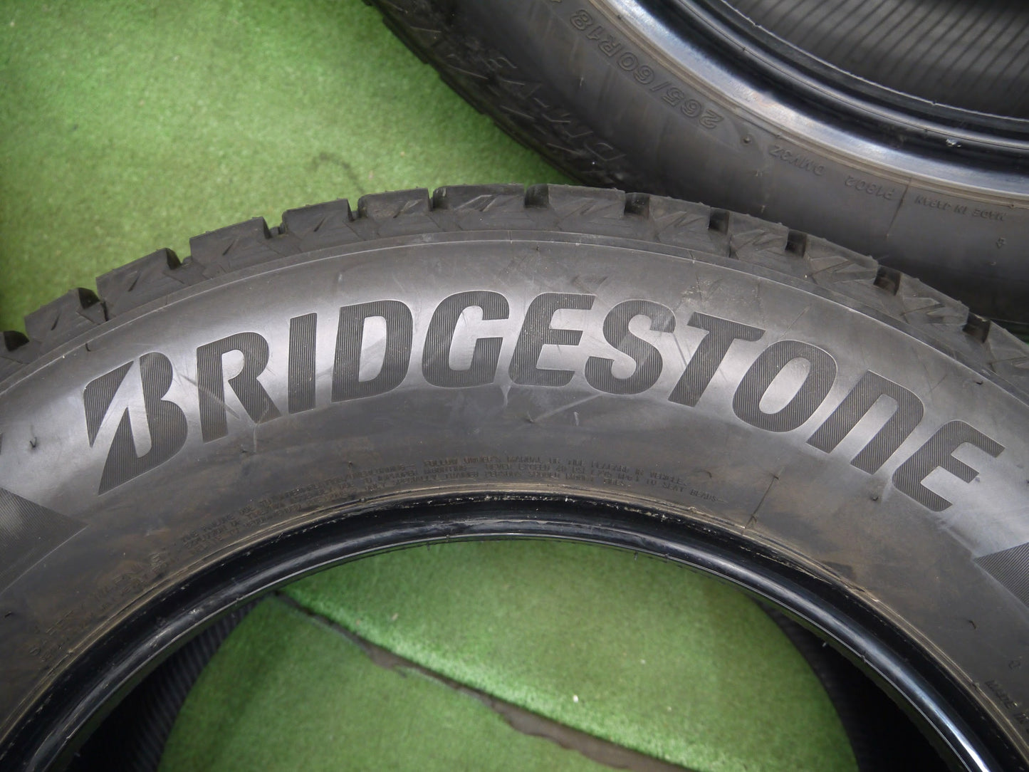 [送料無料]バリ溝！19年！9.5分★スタッドレス 265/60R18 ブリヂストン ブリザック DM-V3 タイヤ 18インチ ランクル プラド パジェロ 等★3020605クスタ