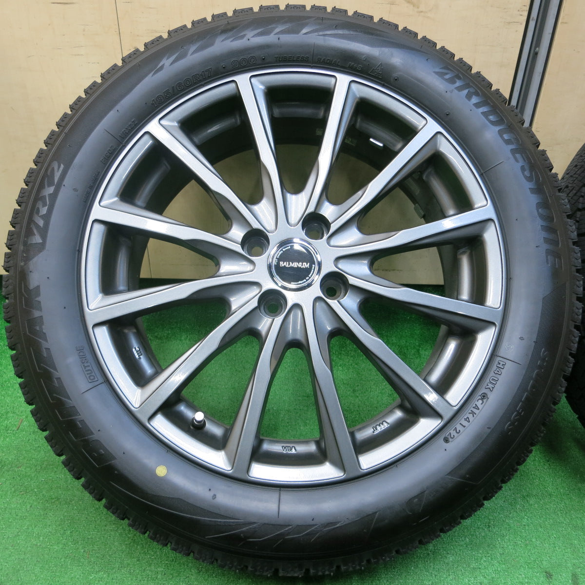 *送料無料*バリ溝！22年！キレイ！9.5分★スタッドレス 195/60R17 ブリヂストン ブリザック VRX2 BALMINUM バルミナ 17インチ PCD100/4H★3120903イス
