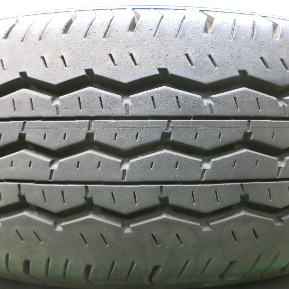 *送料無料*バリ溝！20年！9.5分★195/80R15 107/105N ブリヂストン エコピア RD613 タイヤ 15インチ ハイエース キャラバン 等★3111005イノタ