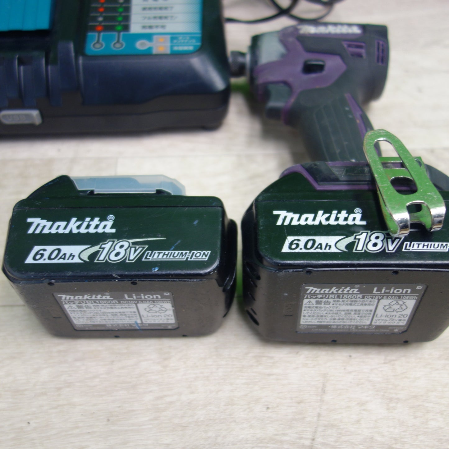 [送料無料] バッテリ２個付き☆makita マキタ 充電式インパクトドライバ TD173D パープル 18V 6.0Ah 充電器 DC-18RF☆