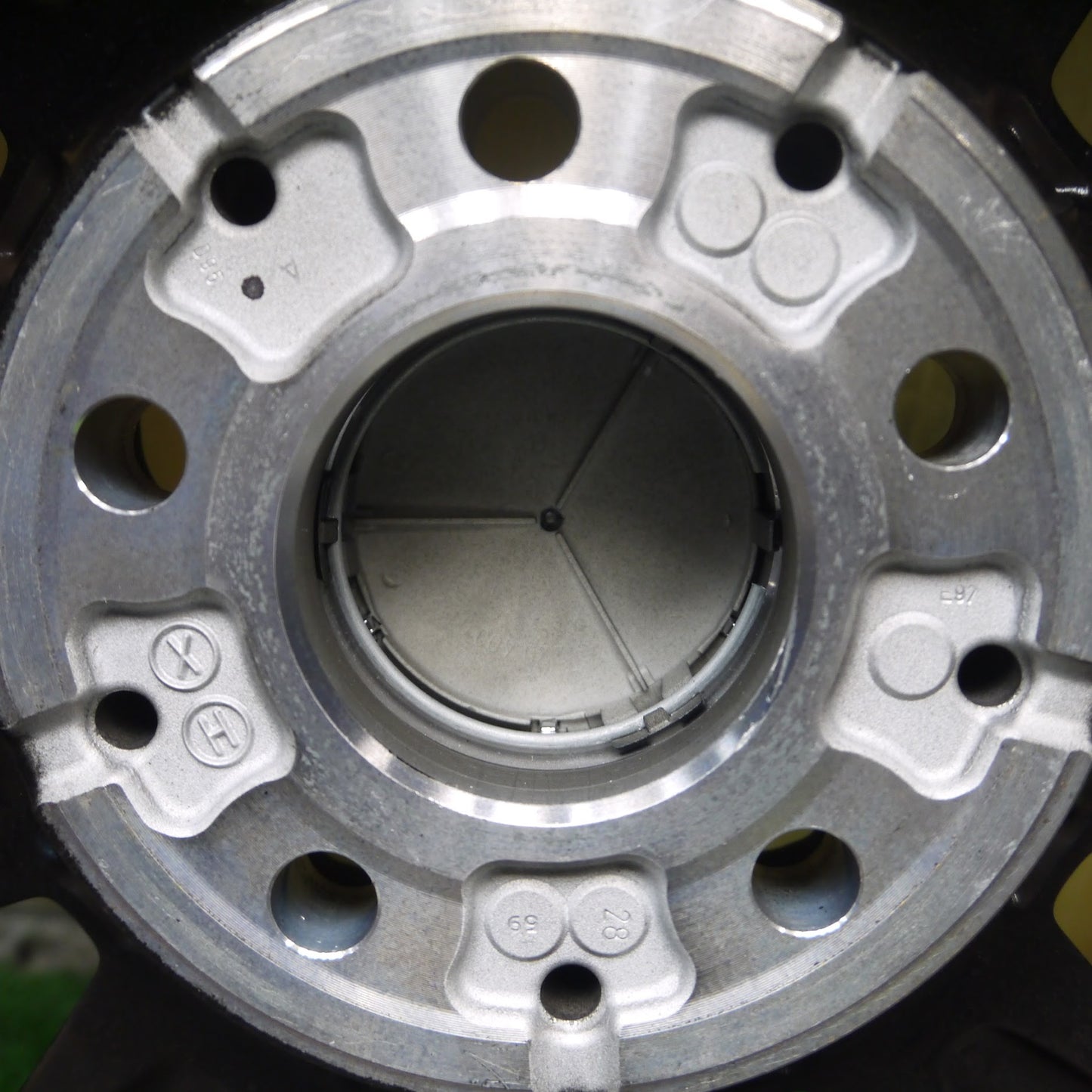 [送料無料]バリ溝！22年！キレイ！ほぼ10分★ベンツ EQA W243 H243 純正 215/60R18 スタッドレス ヨコハマ アイスガード iG70 18インチ PCD112/5H★3070705Hス