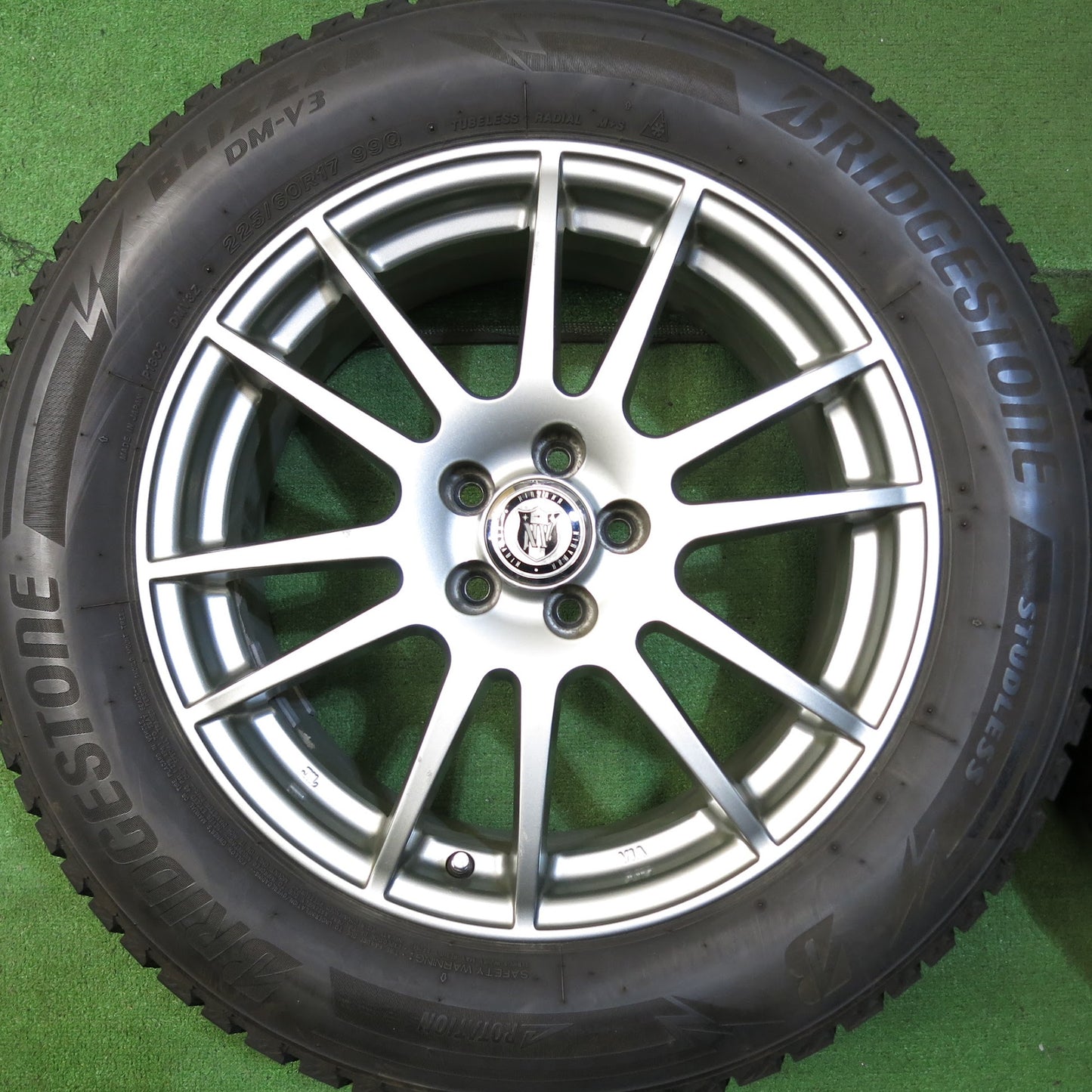 [送料無料]バリ溝！19年！9分★スタッドレス 225/60R17 ブリヂストン ブリザック DM-V3 NIRVANA NV ニルバーナ ニルヴァーナ 17インチ PCD100/5H★3041204Hス