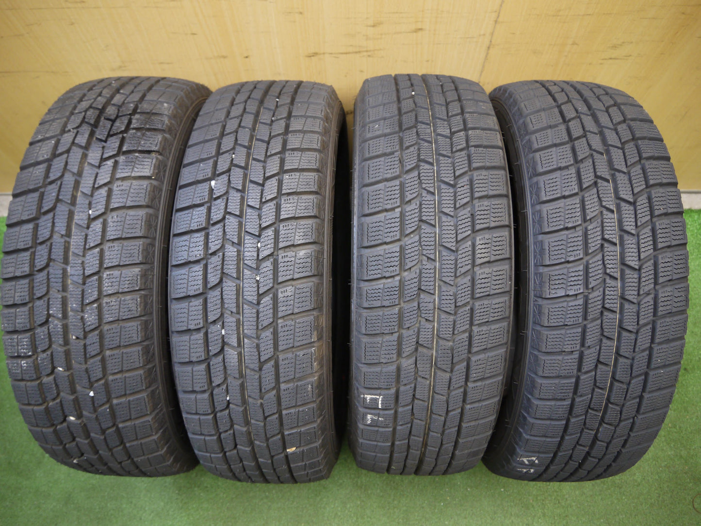 [送料無料]バリ溝！20年！ほぼ10分★スタッドレス 195/65R15 グッドイヤー アイスナビ6 15インチ タイヤ ノア ヴォクシー エスクァイア 等★2050613クスタ