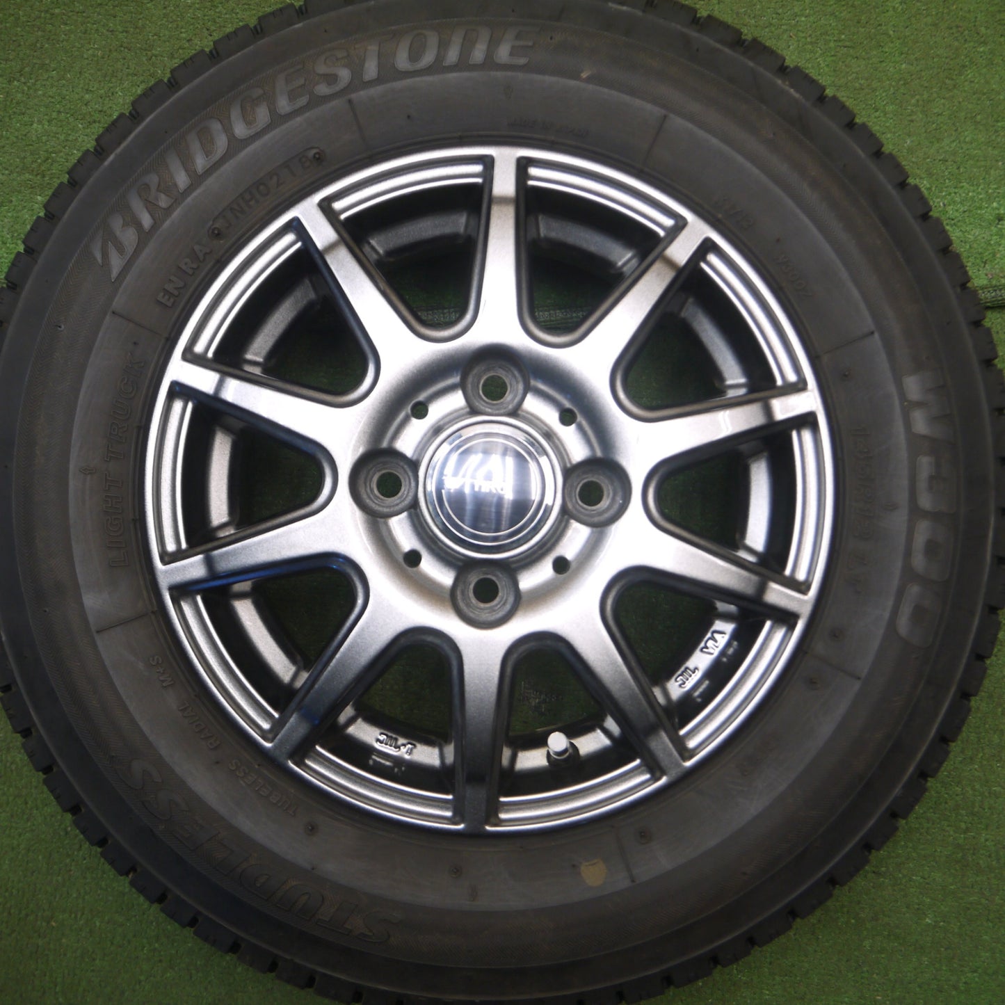 *送料無料* バリ溝！8.5分★スタッドレス 145R12 6PR ブリヂストン W300 TIRO 12インチ PCD100/4H★4021305Hス