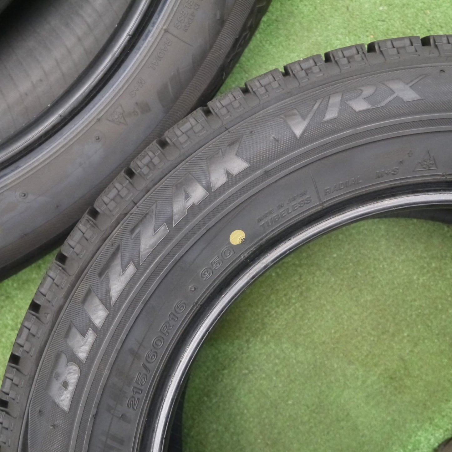 [送料無料]バリ溝！9.5分★スタッドレス 215/60R16 ブリヂストン ブリザック VRX タイヤ 16インチ エスティマ クラウン マークX オデッセイ 等★3062108クスタ