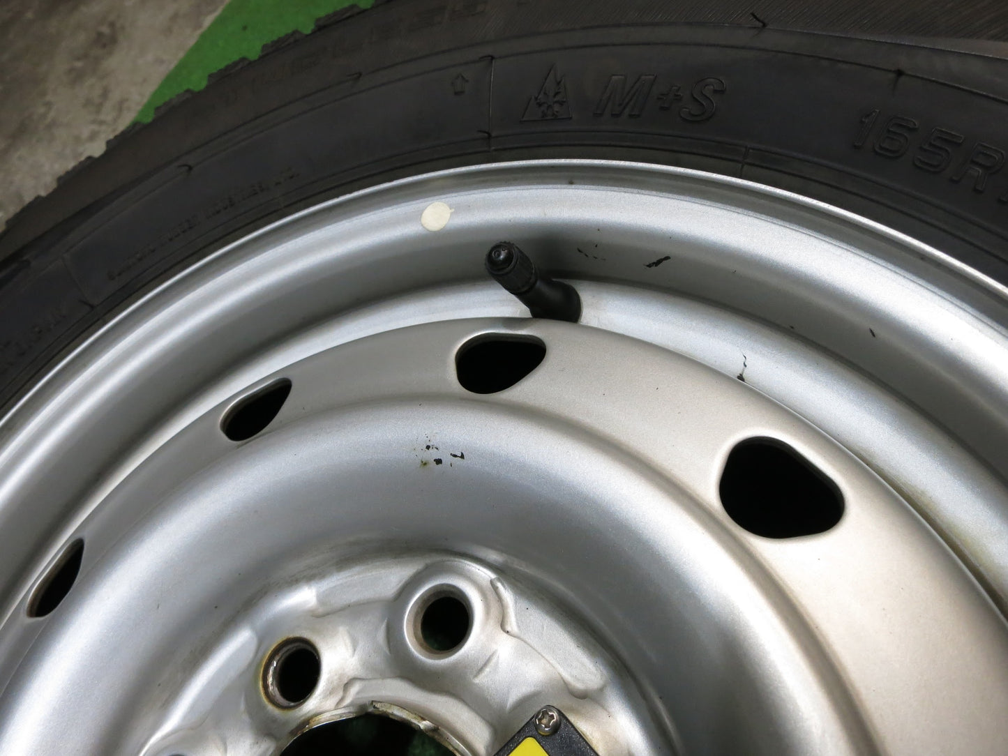 [送料無料]バリ溝！18年！9.5分★スタッドレス 165R13 6PR ダンロップ ウインターマックス SV01 スチール ホイール 13インチ PCD100 114.3/4H★2111413Hス