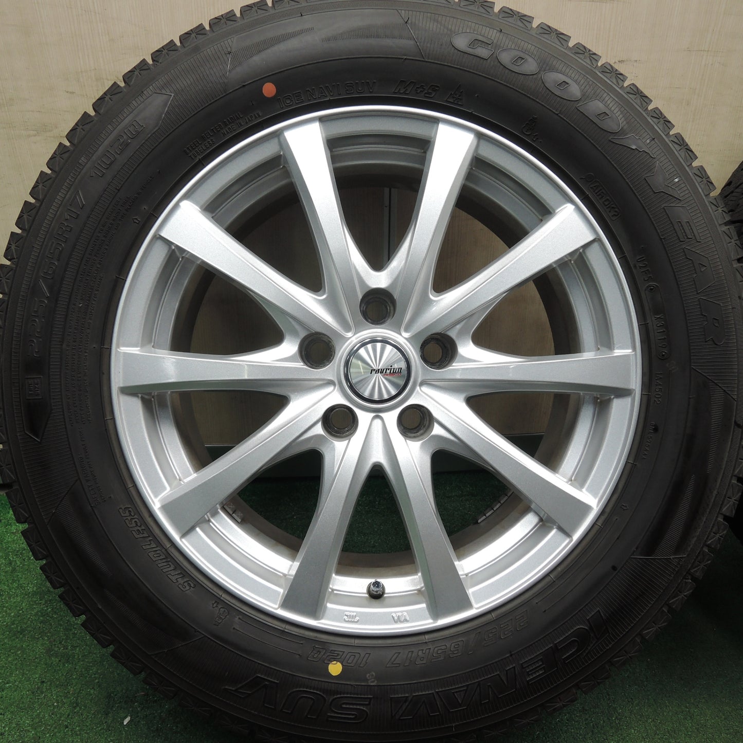 *送料無料* バリ溝！キレイ！9.5分以上★スタッドレス 225/65R17 グッドイヤー アイスナビ SUV ravrion RS01 17インチ PCD114.3/5H★4030203HAス