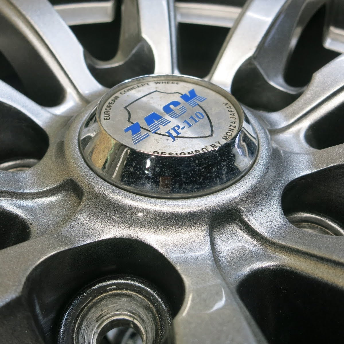 [送料無料]バリ溝！キレイ！9.5分★スタッドレス 225/65R17 ブリヂストン ブリザック DM-V2 ZACK JP-110 MONZA ザック 17インチ PCD114.3/5H★3061303イス