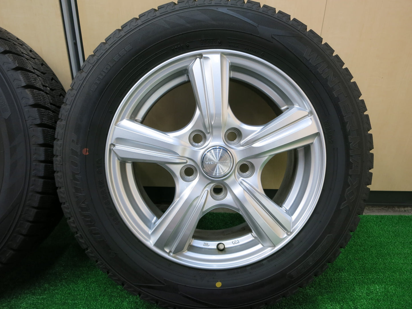 [送料無料]バリ溝！19年！綺麗！9.5分★スタッドレス 195/65R15 ダンロップ ウインターマックス WM02 VIOLENTO ヴィオレント 15インチ PCD114.3/5H★2092102ヒス
