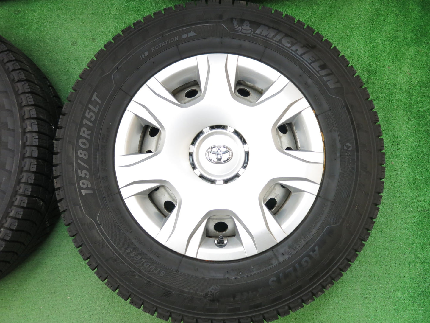 [送料無料]バリ溝！19年！9.5分以上★トヨタ 200系 ハイエース 純正 スタッドレス 195/80R15 107/105R ミシュラン AGILIS X-ICE PCD139.7/6H★3020108ヒス