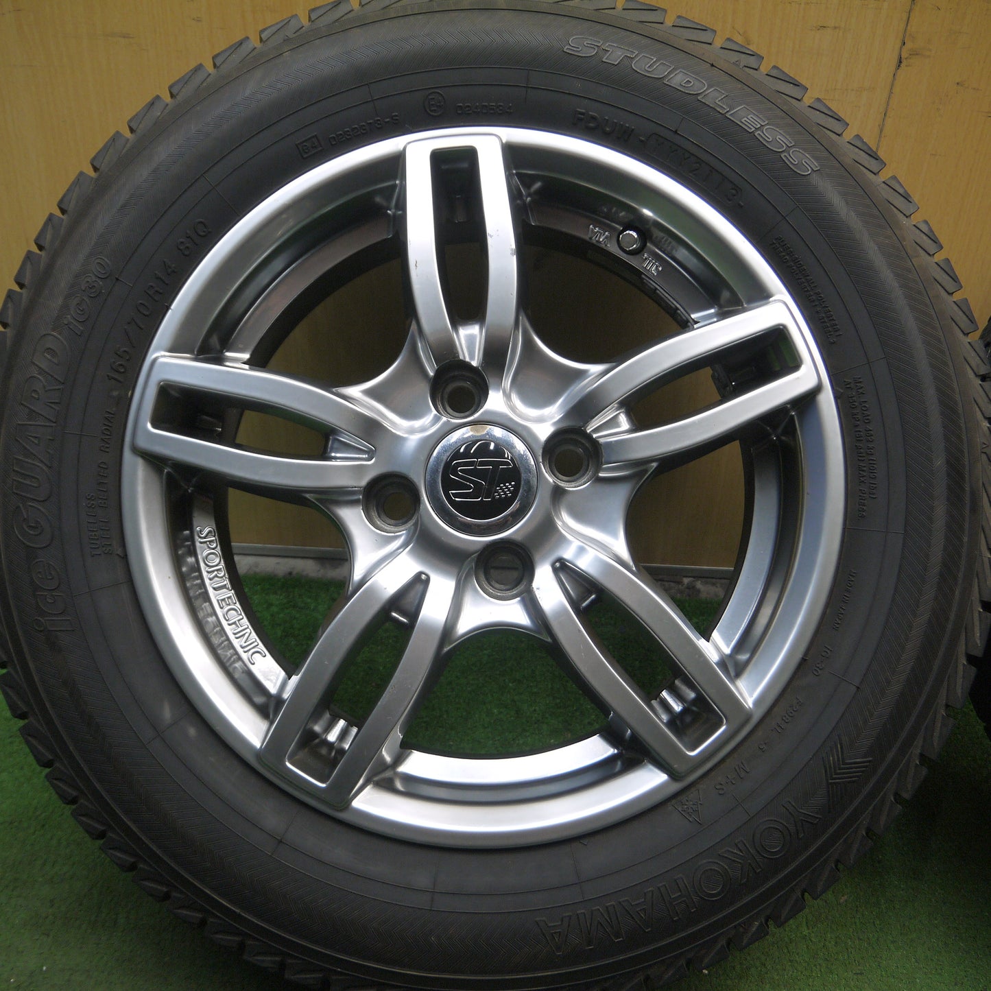 *送料無料*バリ溝！8.5分★VW UP等 SPORT TECHNIC 165/70R14 スタッドレス ヨコハマ アイスガード iG30 スポーツテクニック PCD100/4H★3121205Hス