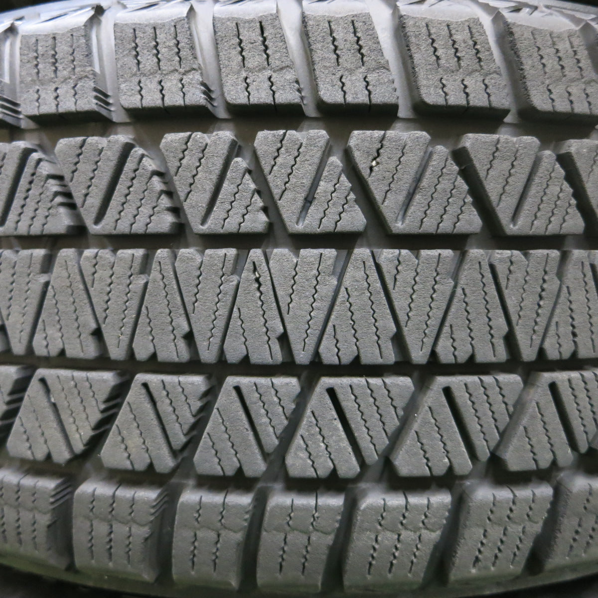 *送料無料*バリ溝！20年！美品！9.5分★kranze VERAE 225/55R19 スタッドレス ブリヂストン ブリザック DM-V3 クレンツェ PCD114.3/5H★3121501イス