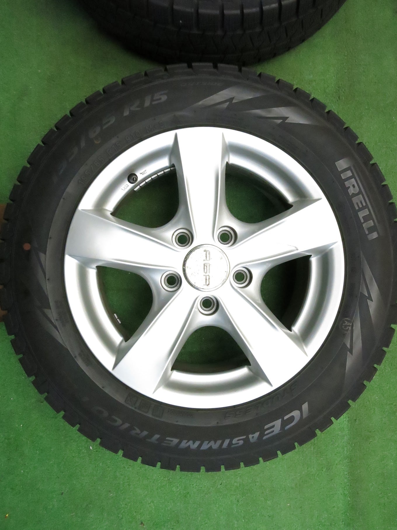 [送料無料]バリ溝！21年！ほぼ10分★ワーゲン 等 AGA 195/65R15 スタッドレス ピレリ アイスアシンメトリコ プラス 15インチ PCD112/5H★2121602Hス