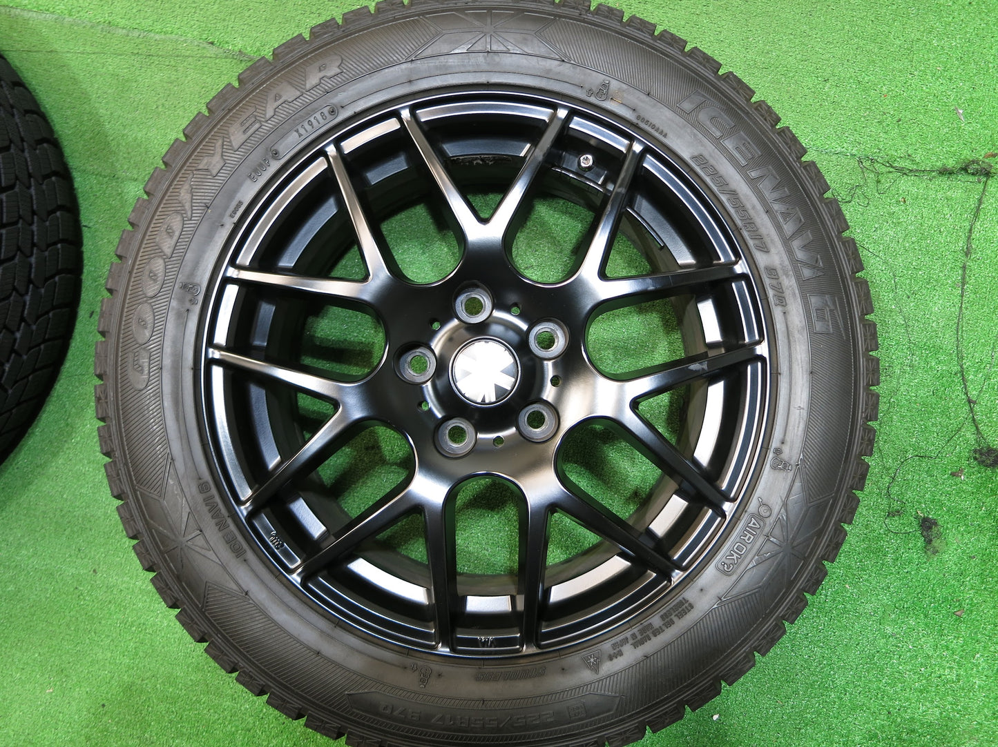 [送料無料]バリ溝！18年！キレイ！9.5分以上★ミニ 等 225/55R17 スタッドレス グッドイヤー アイスナビ6 社外 アルミ ホイール 17インチ PCD120/5H★2101802Hス
