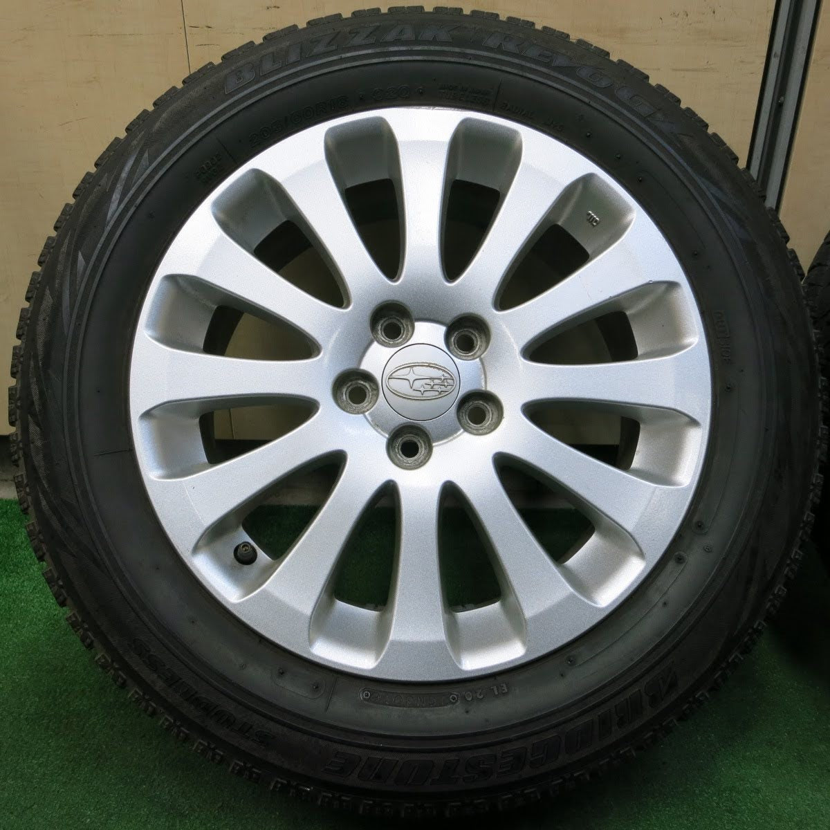 [送料無料]4本価格★スバル エクシーガ 純正 205/60R16 スタッドレス ブリヂストン ブリザック REVO GZ 16インチ PCD100/5H★3092105イス