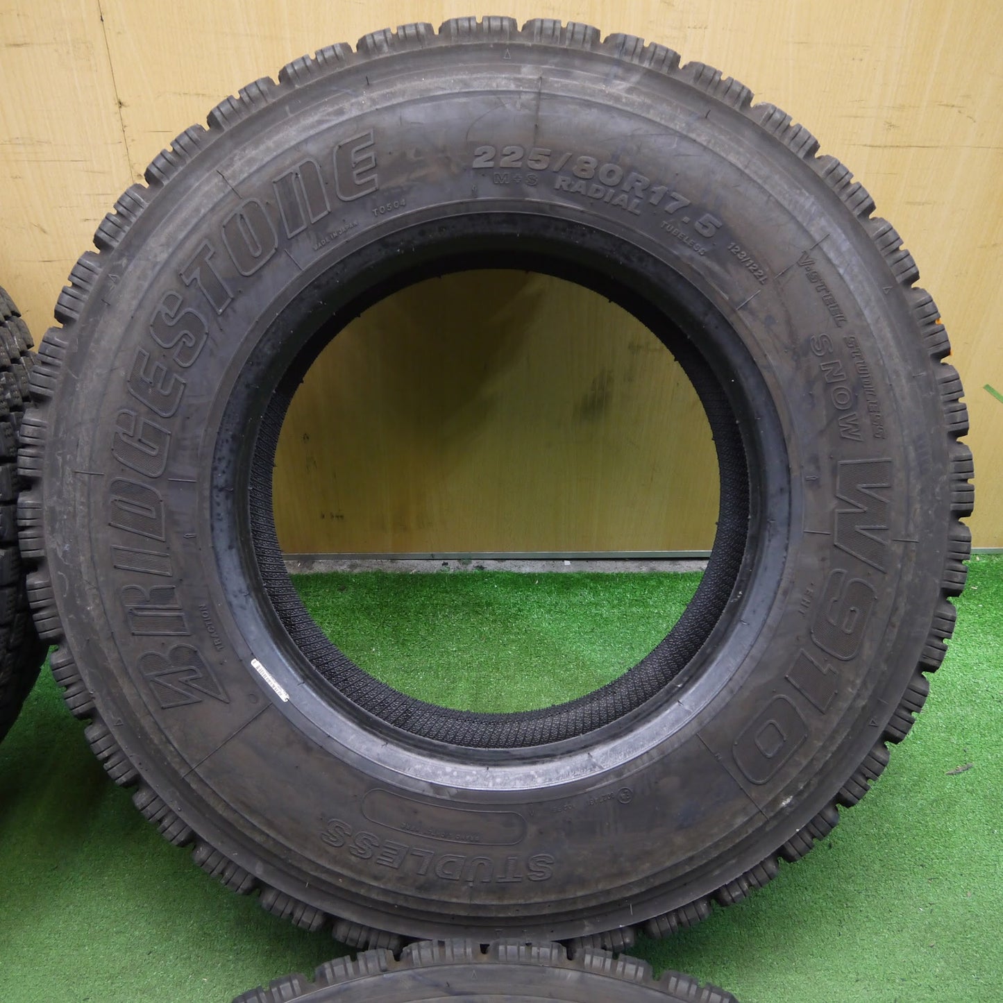 [送料無料]バリ溝！22年！9分★トラック タイヤ 225/80R17.5 123/122L スタッドレス ブリヂストン W910 17.5インチ★3041811クスタ